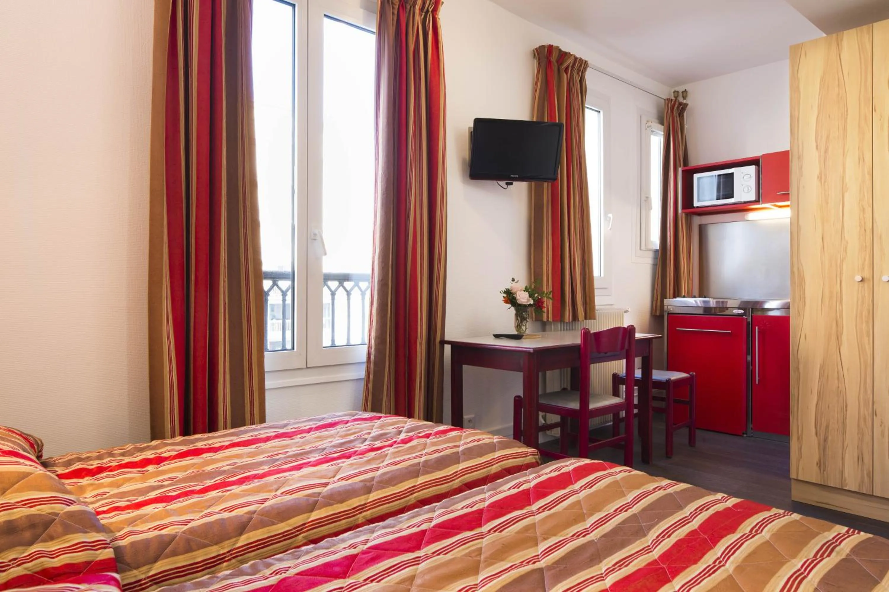 Photo of the whole room, Bed in Family Residence