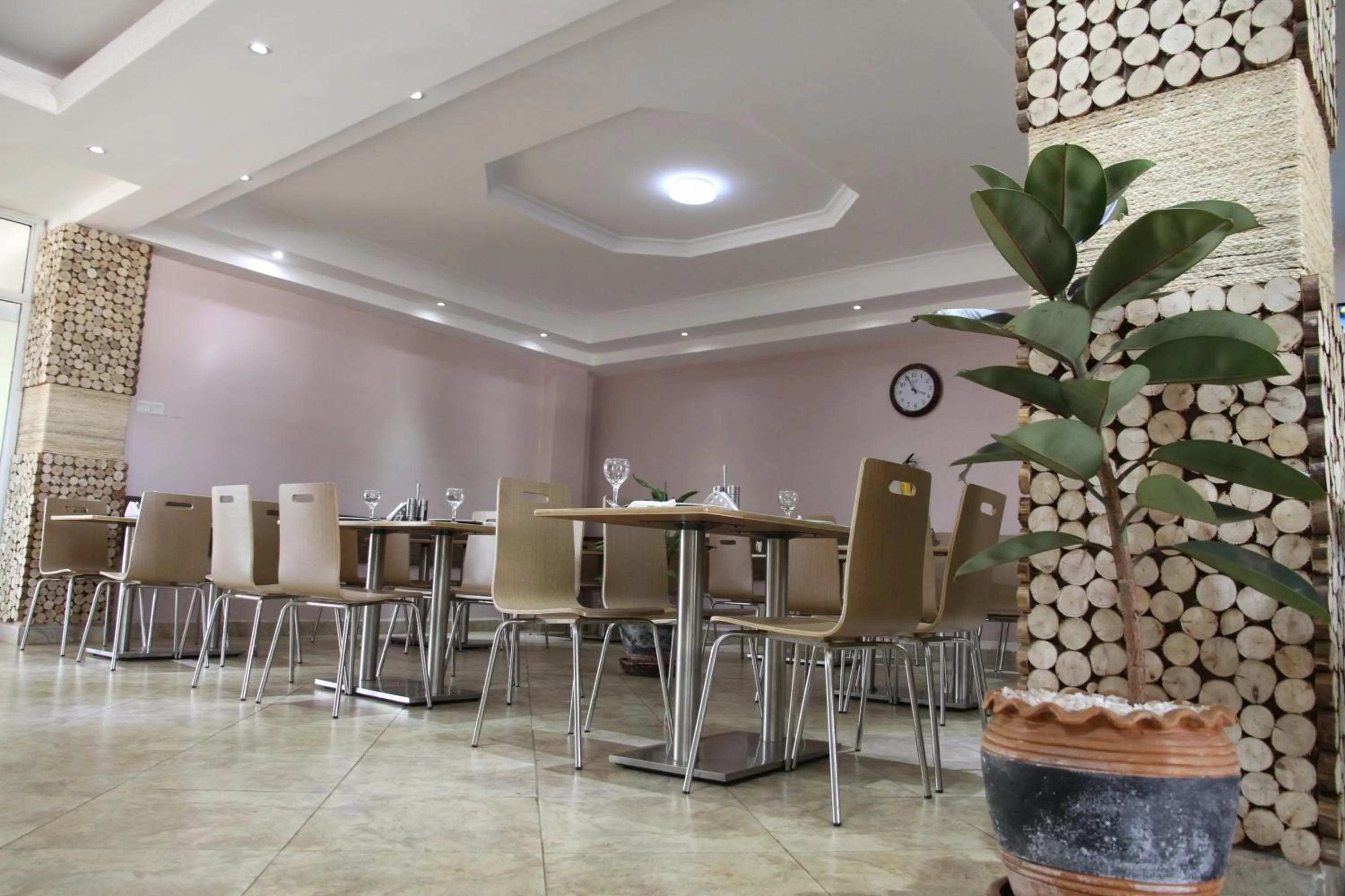 Restaurant/places to eat in Namayiba Park Hotel Kampala