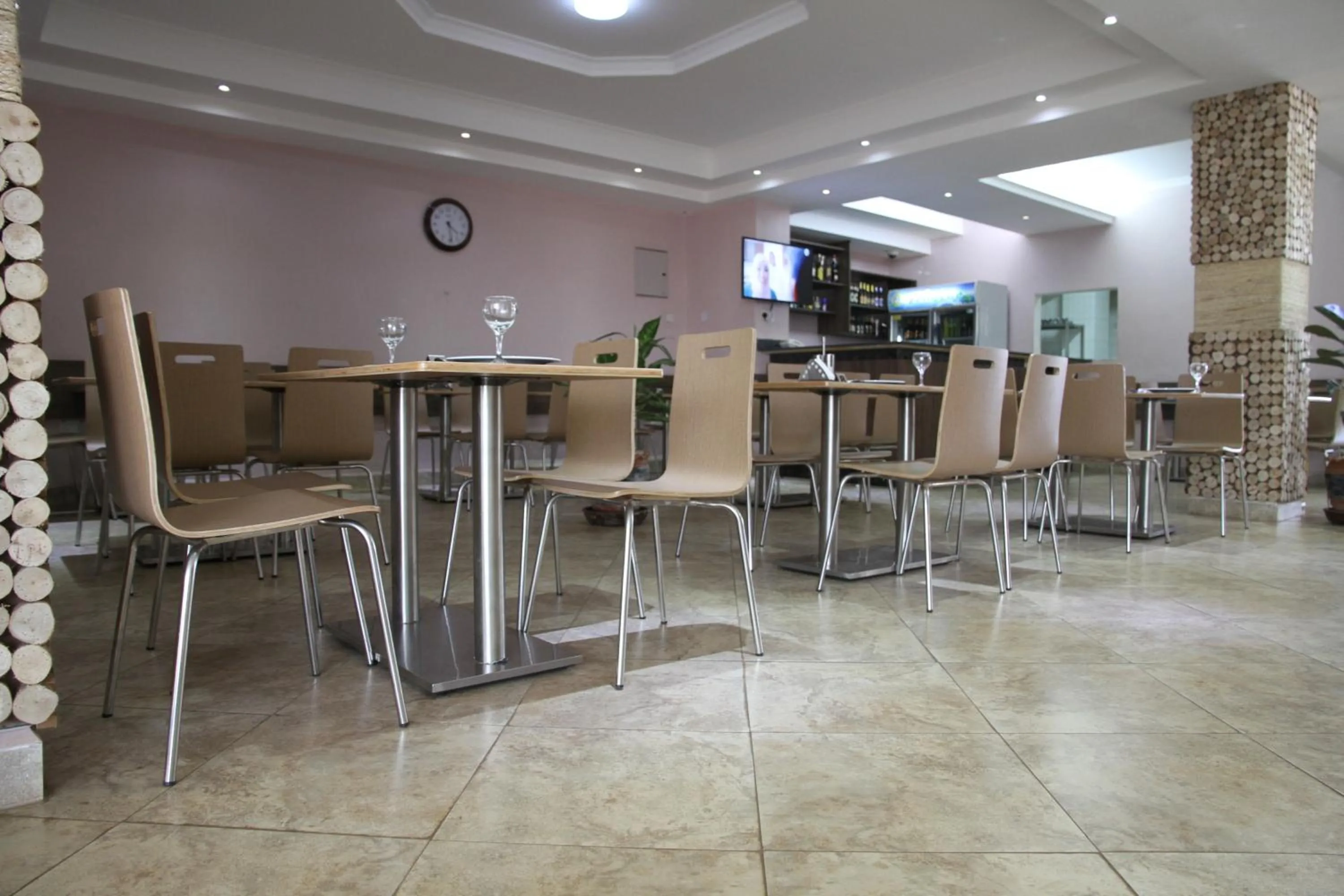 Restaurant/places to eat in Namayiba Park Hotel Kampala