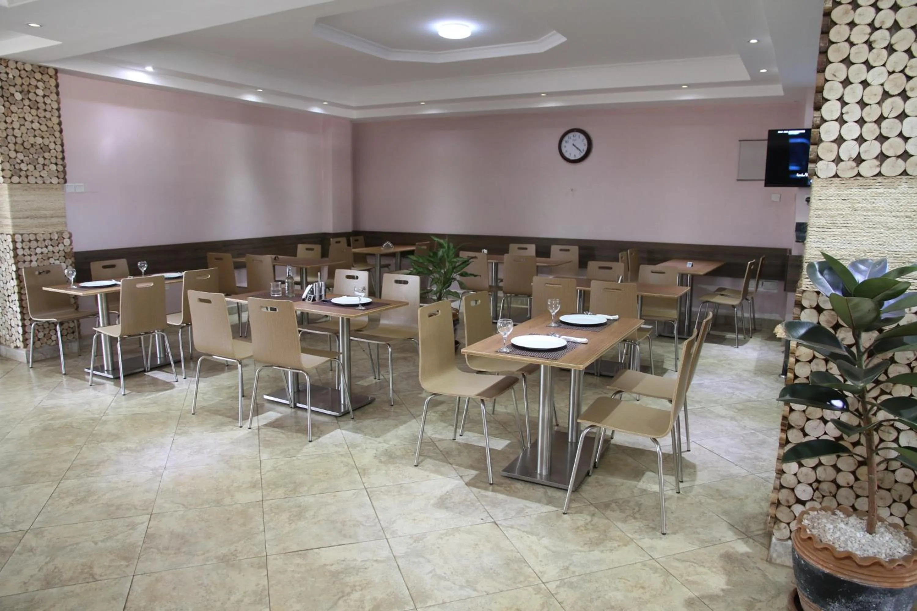 Restaurant/places to eat in Namayiba Park Hotel Kampala