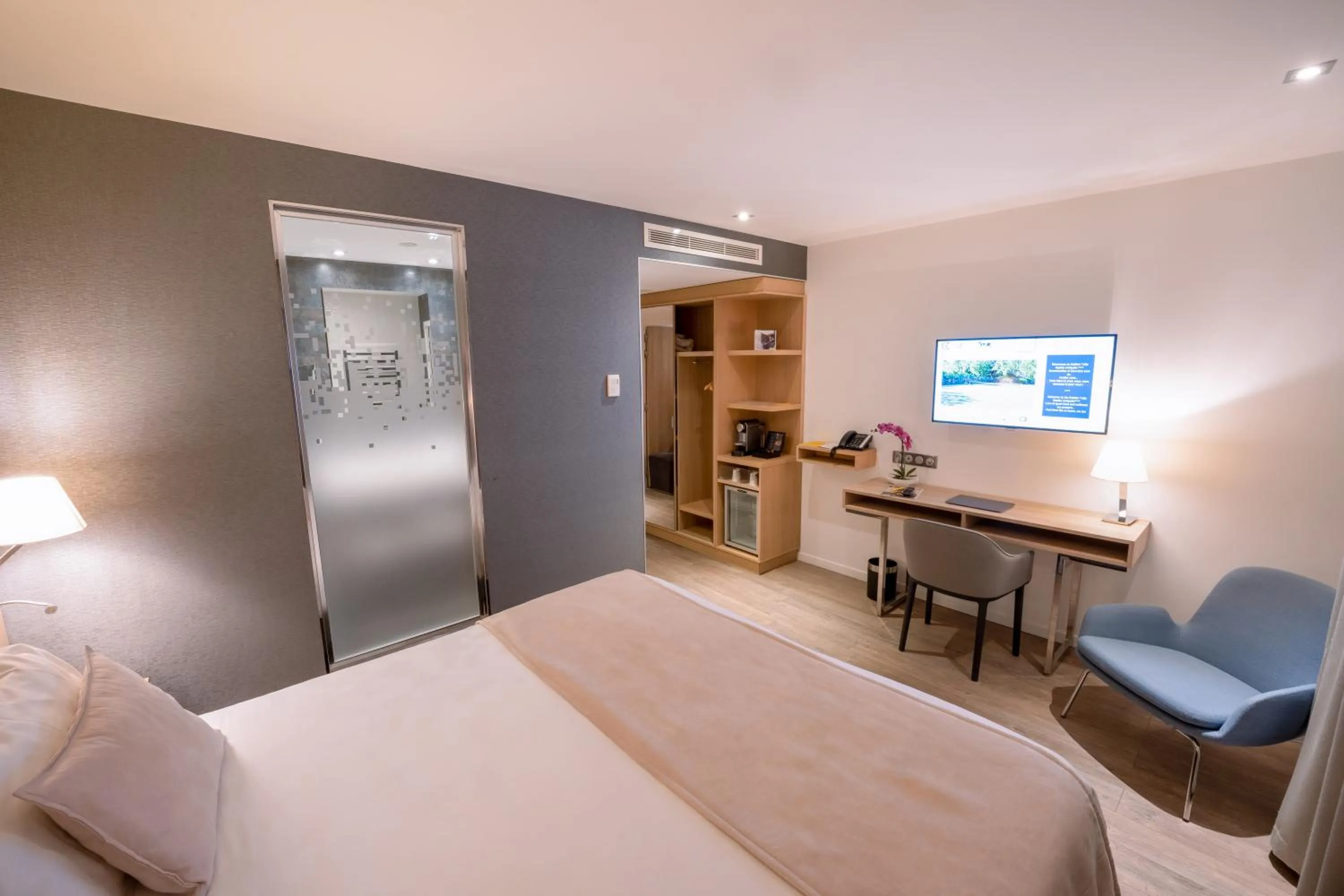 Photo of the whole room, Bed in Golden Tulip Sophia Antipolis - Hotel & Spa