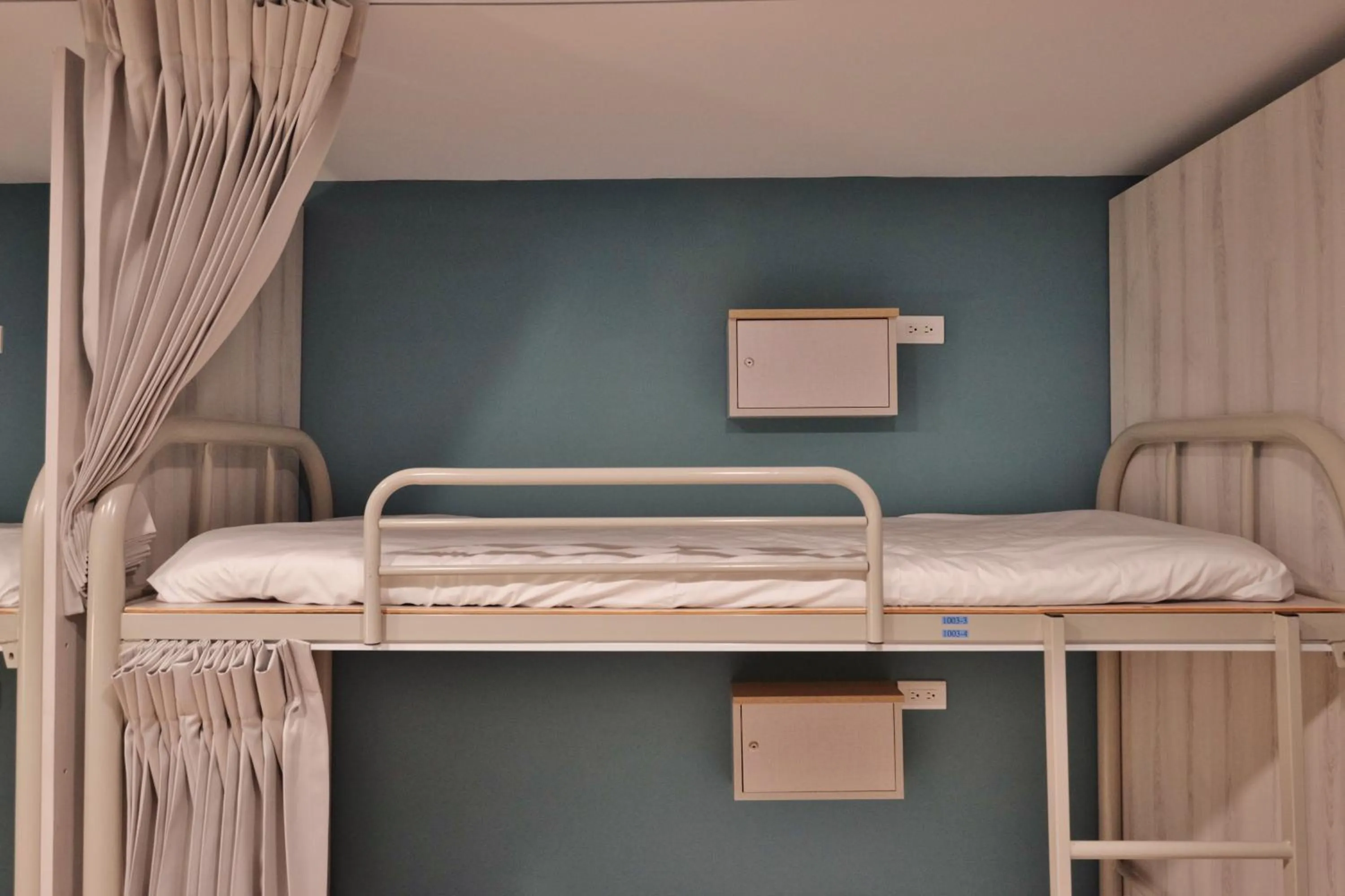 bunk bed, Bed in Happy Inn