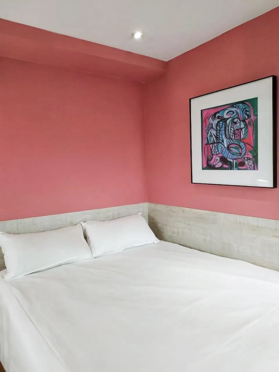 Photo of the whole room, Bed in Happy Inn