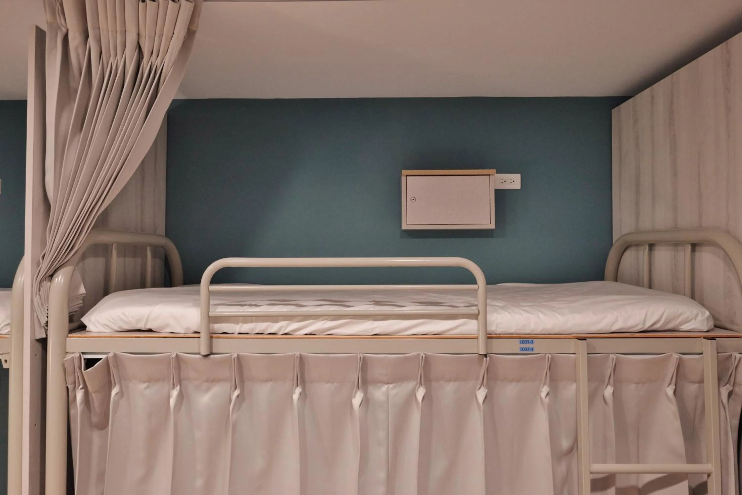 bunk bed, Bed in Happy Inn