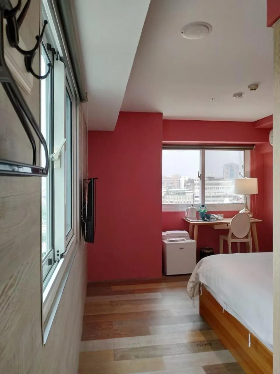 Photo of the whole room, Bed in Happy Inn