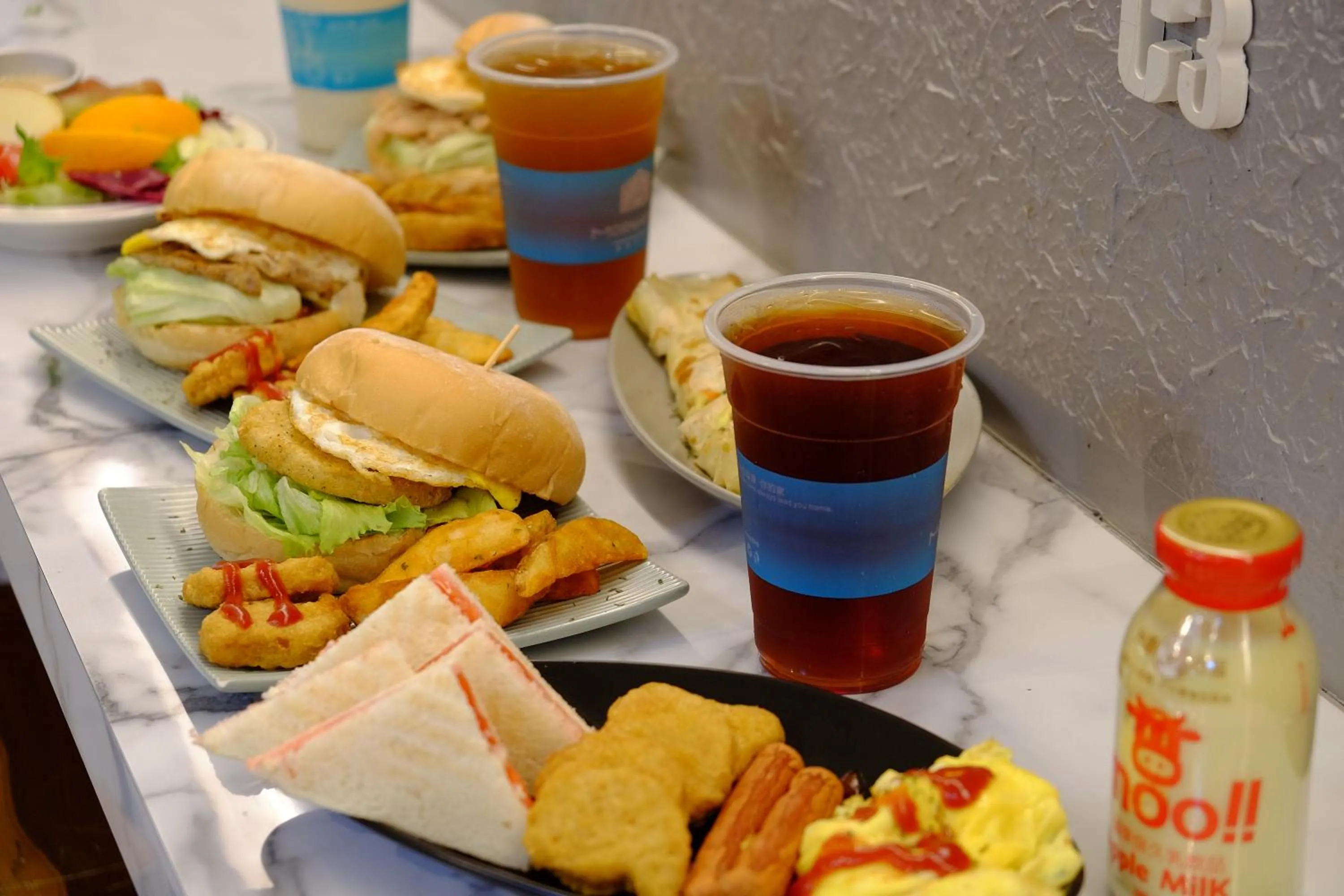 Food and drinks in Happy Inn