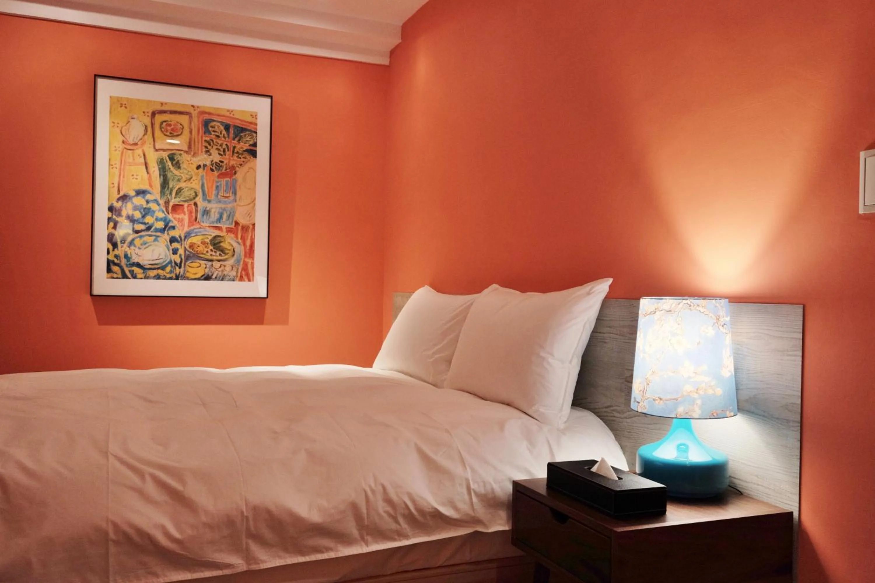 Photo of the whole room, Bed in Happy Inn