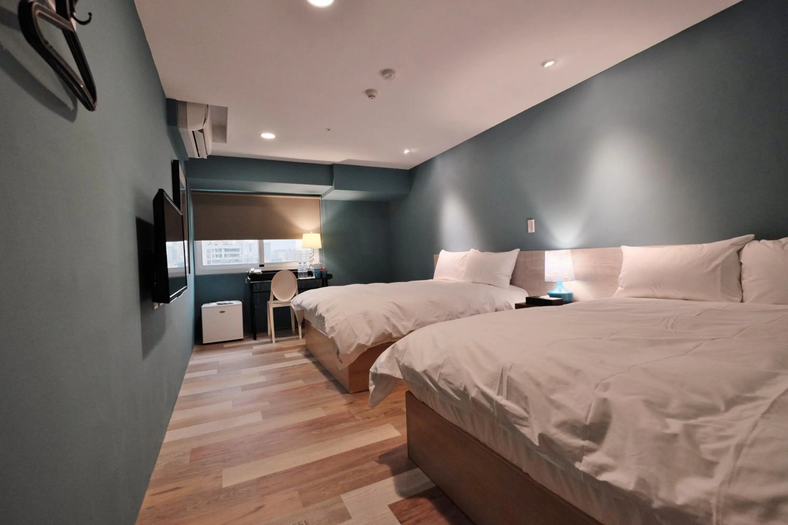 Photo of the whole room, Bed in Happy Inn