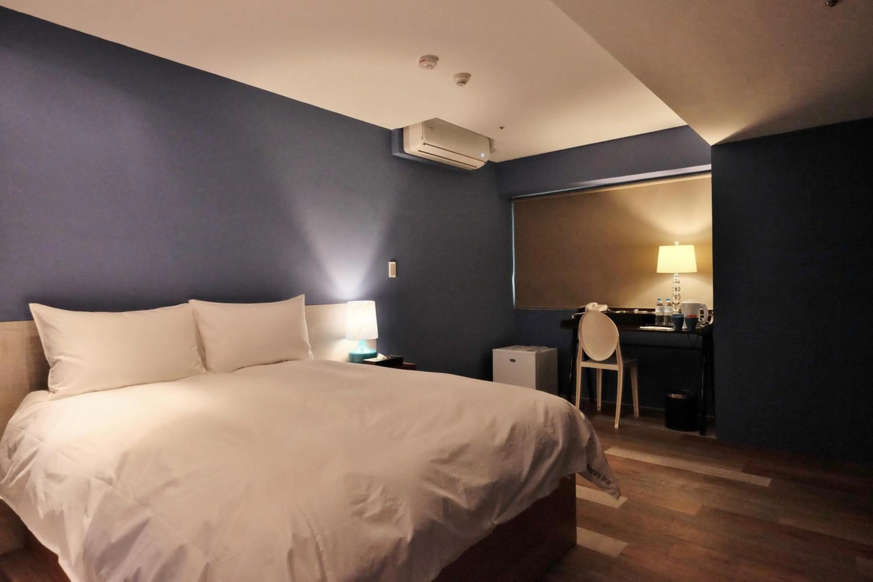 Photo of the whole room, Bed in Happy Inn