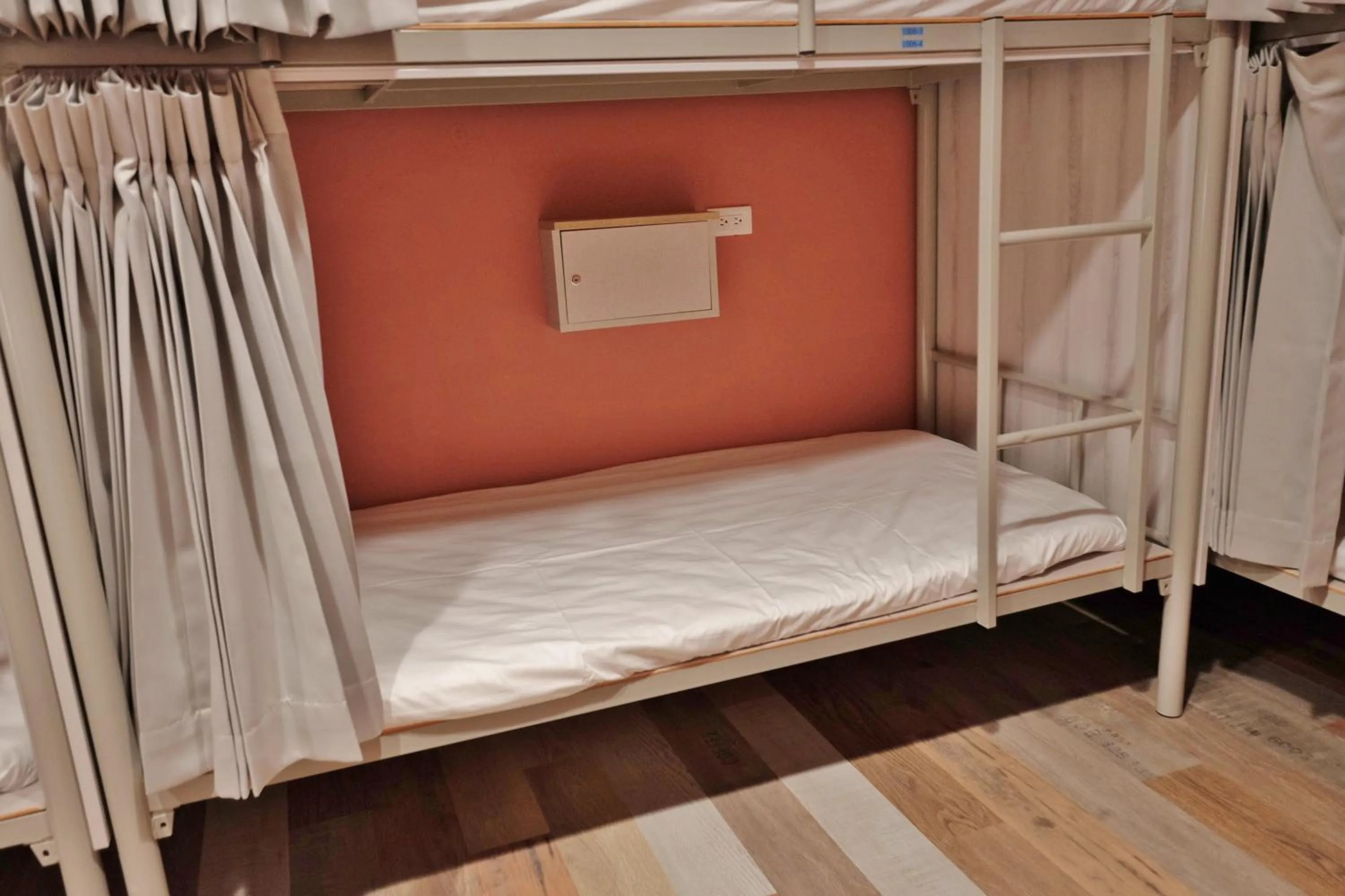 Bunk Bed in Female Dormitory Room with Shared Bathroom in Happy Inn