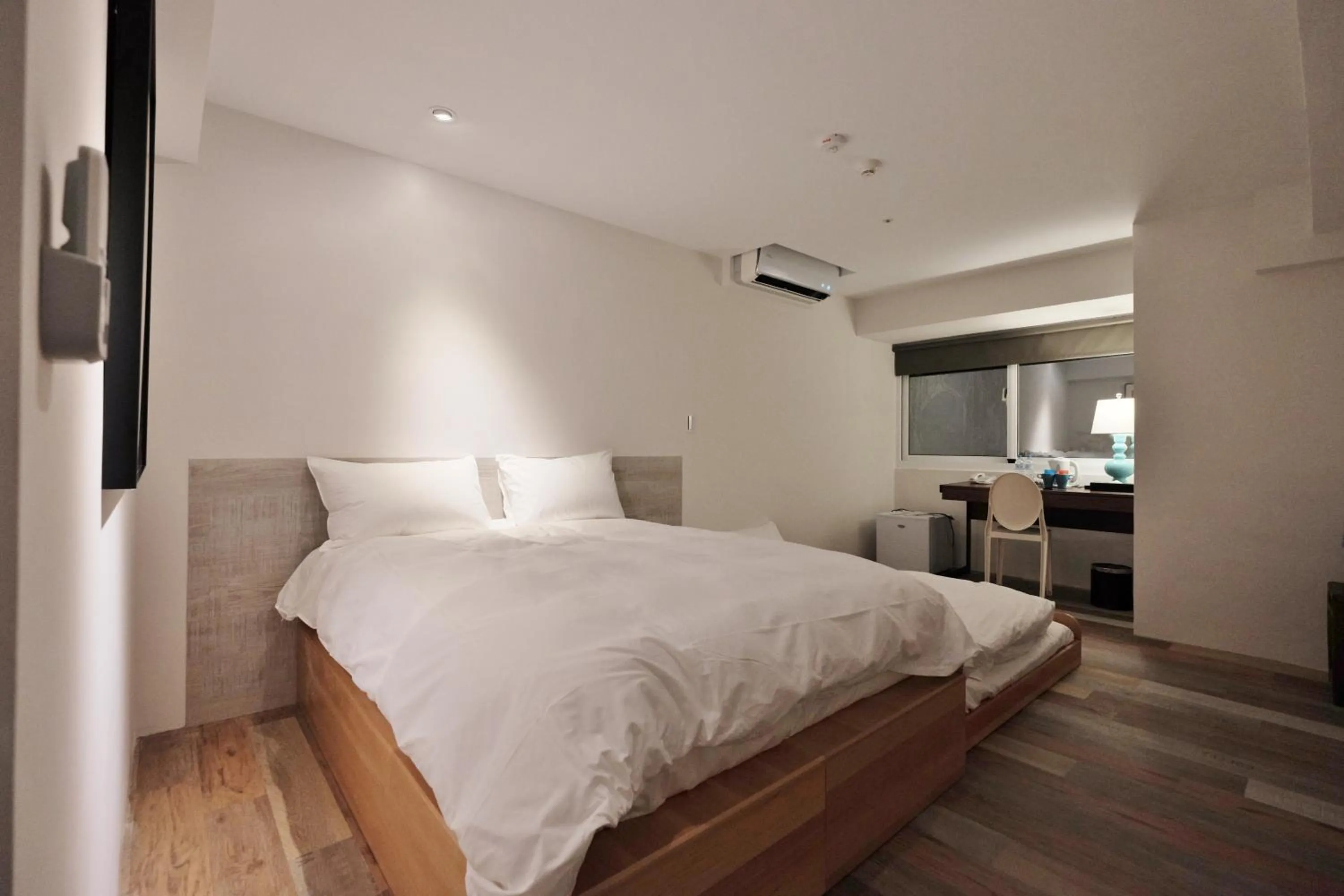 Bedroom, Bed in Happy Inn