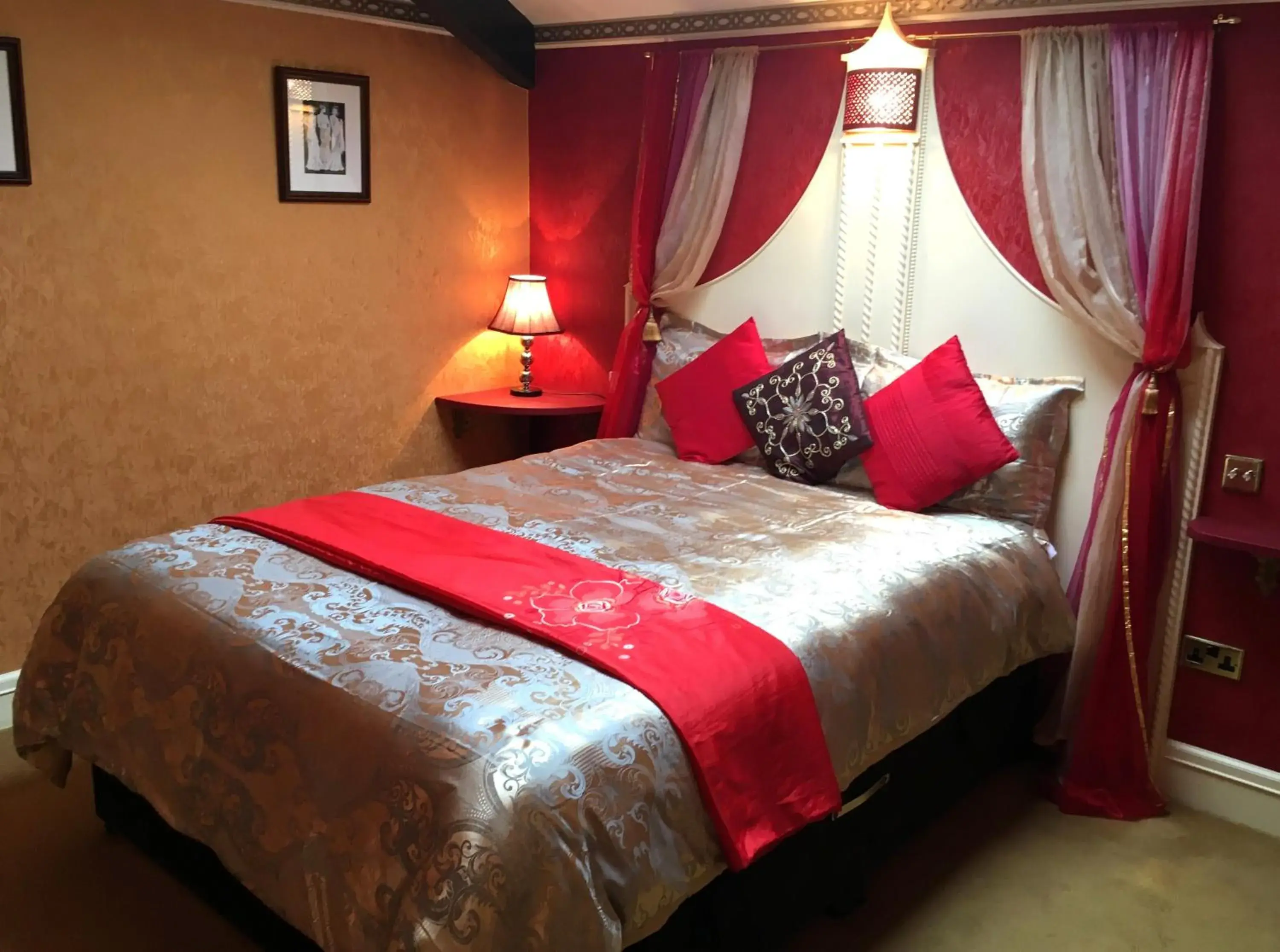 Large Double Room in The PitStop Large Double Room in The PitStop