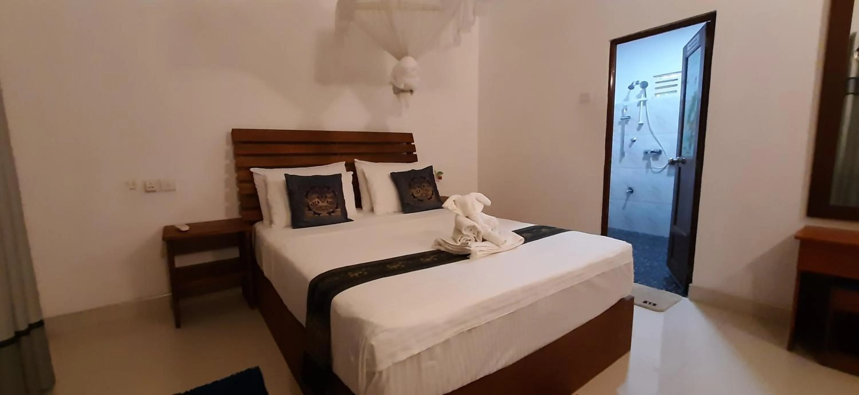 Photo of the whole room, Bed in The Otunna Guest House Sigiriya