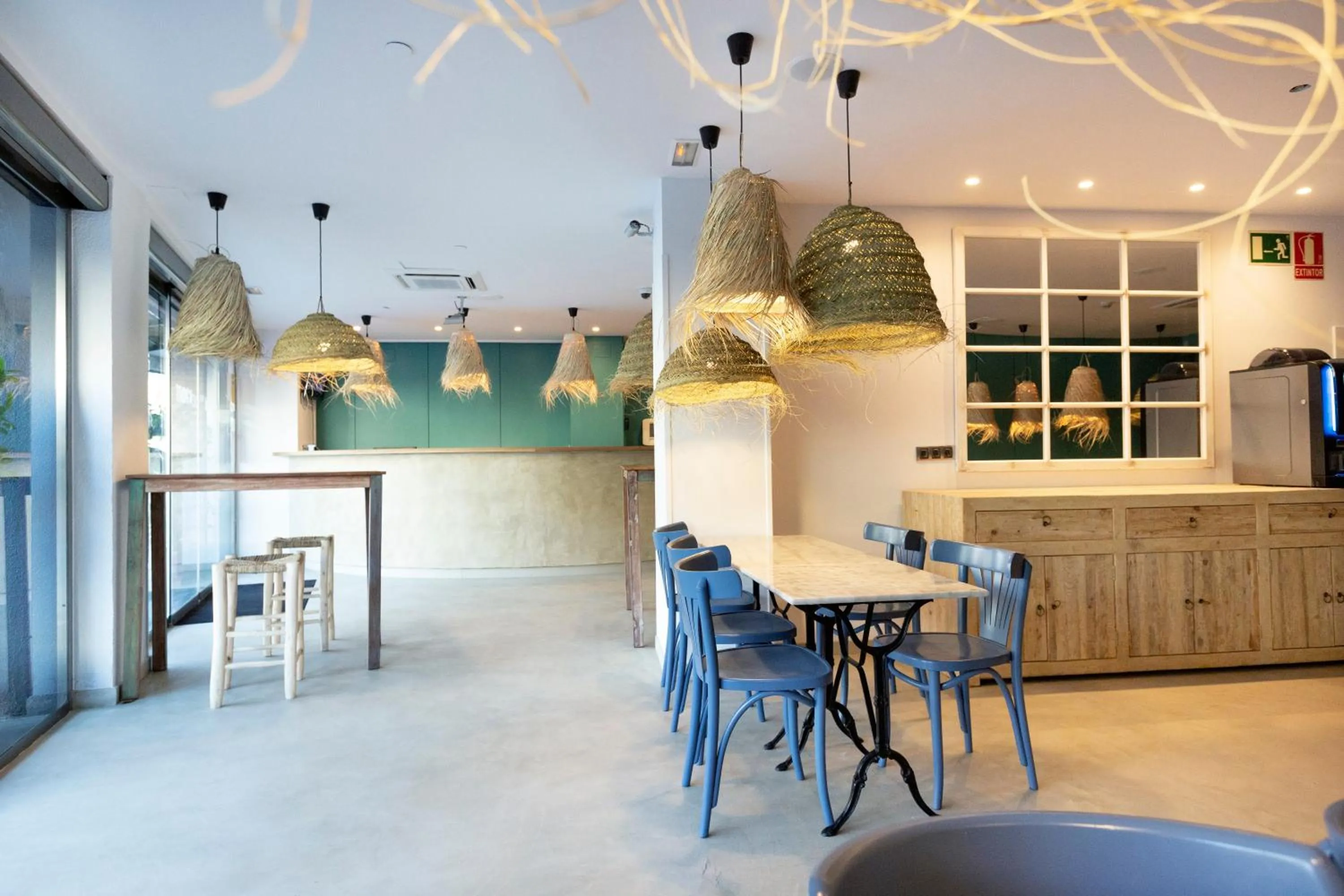 Restaurant/places to eat in Yomo Hostal BCN Port