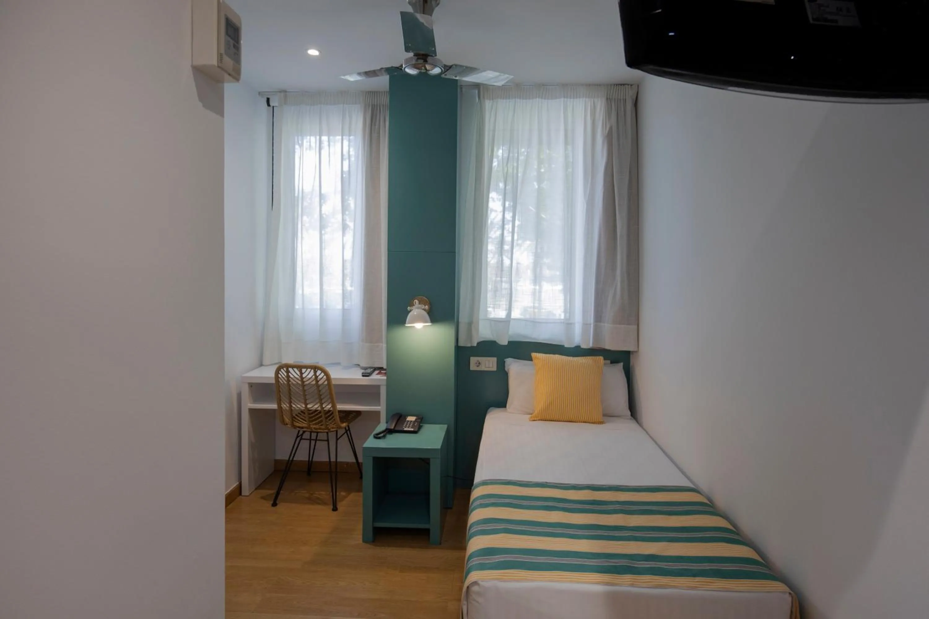 Photo of the whole room, Bed in Yomo Hostal BCN Port