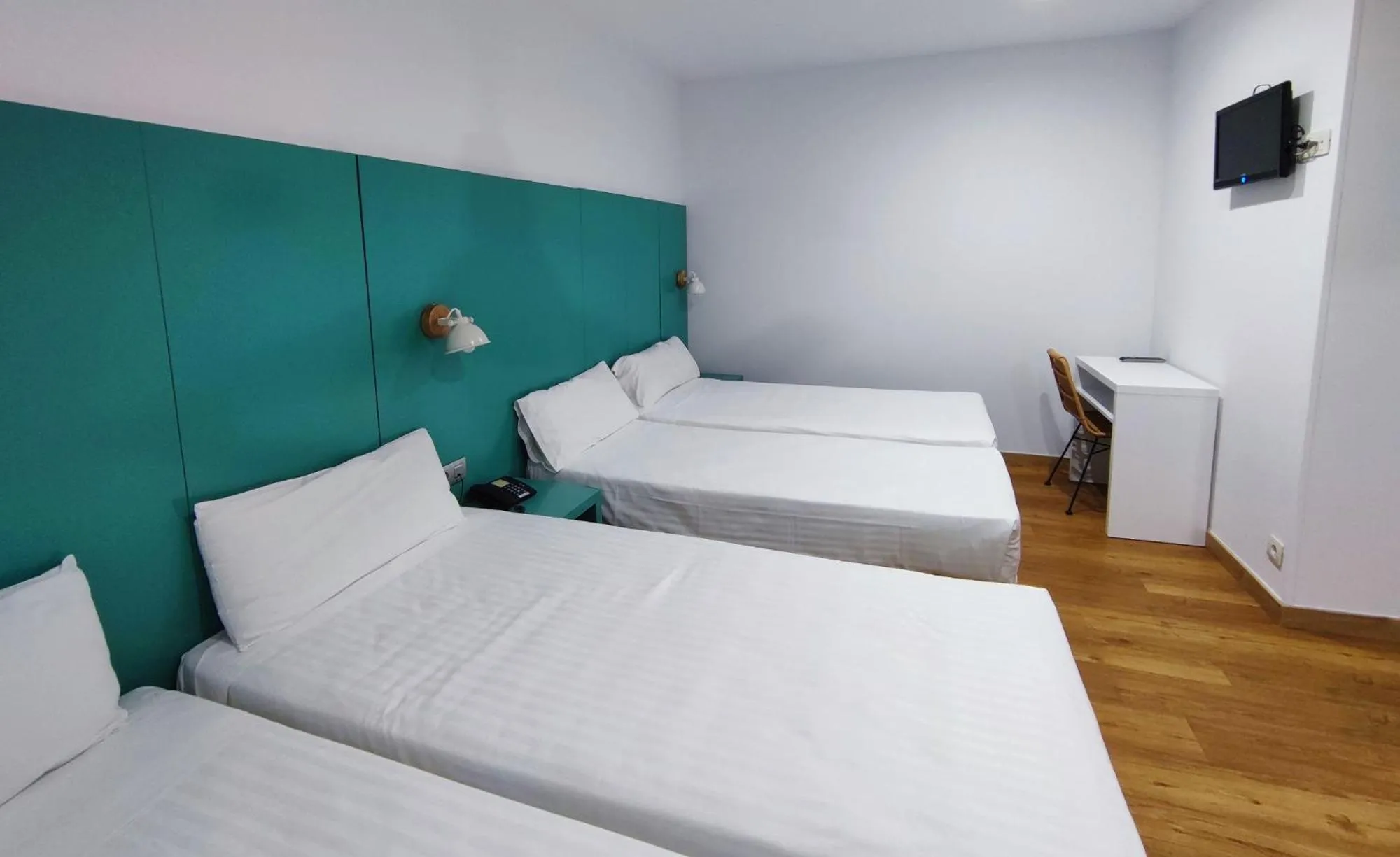 Photo of the whole room, Bed in Yomo Hostal BCN Port