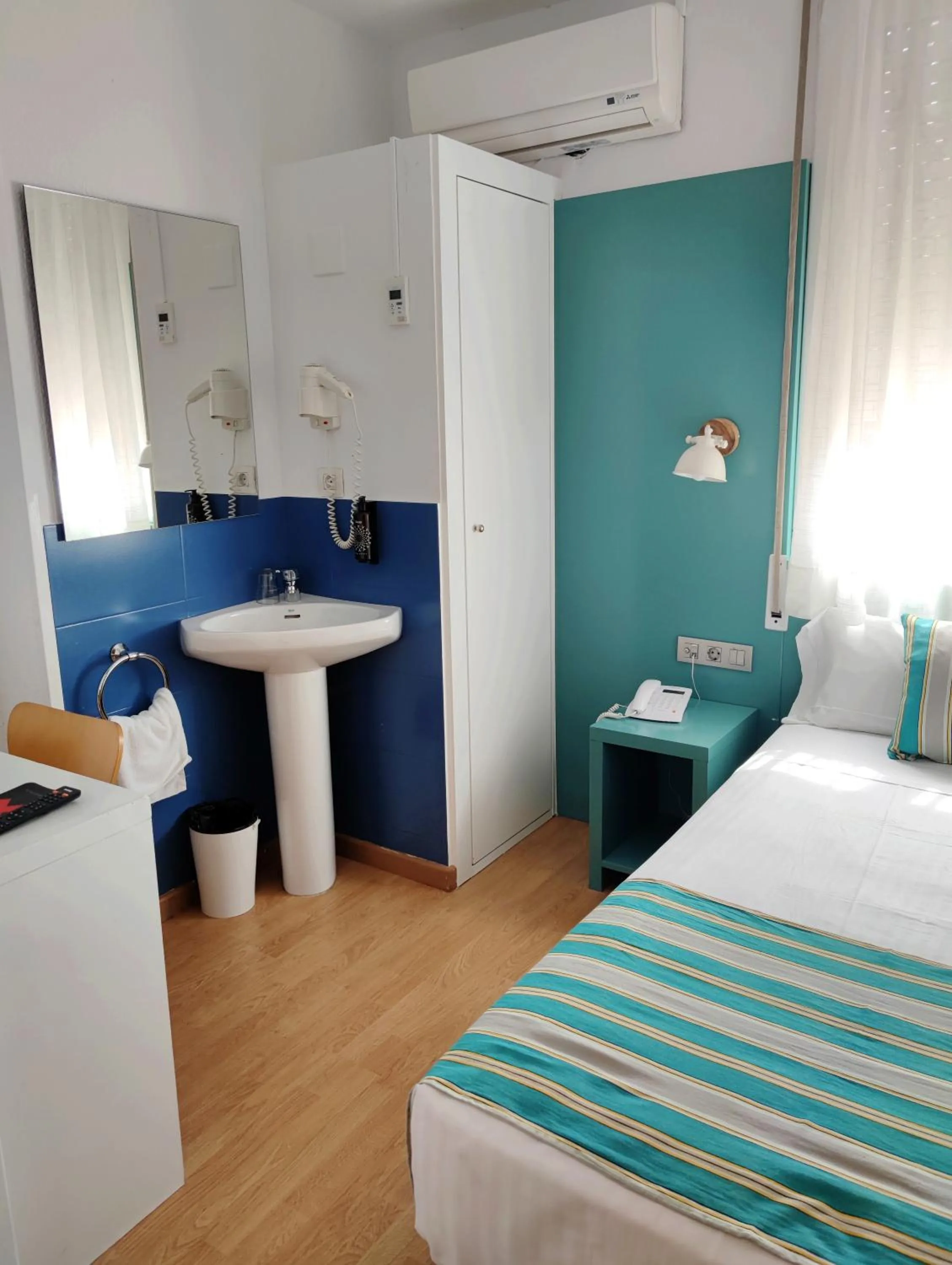 Photo of the whole room, Bed in Yomo Hostal BCN Port