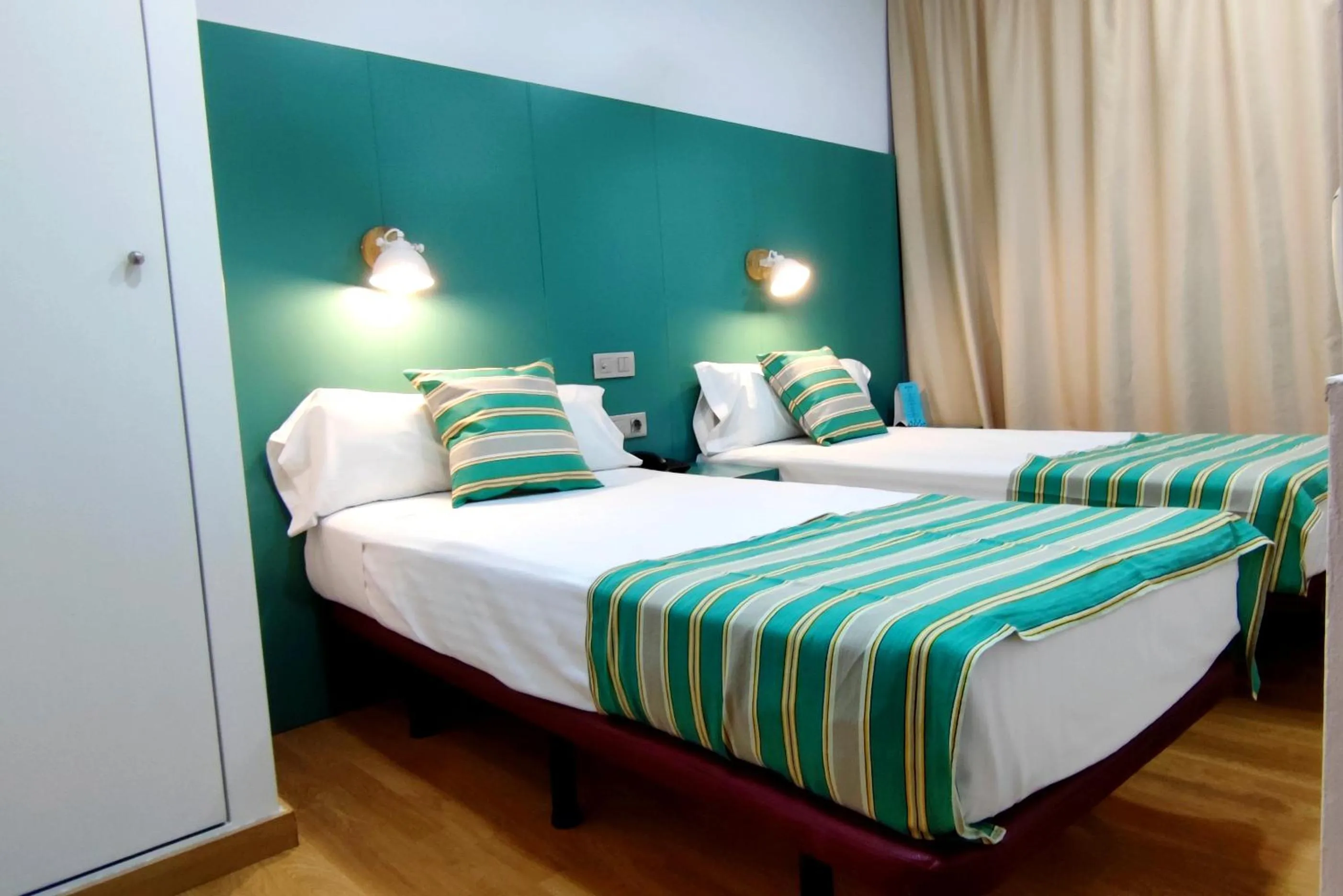 Photo of the whole room, Bed in Yomo Hostal BCN Port