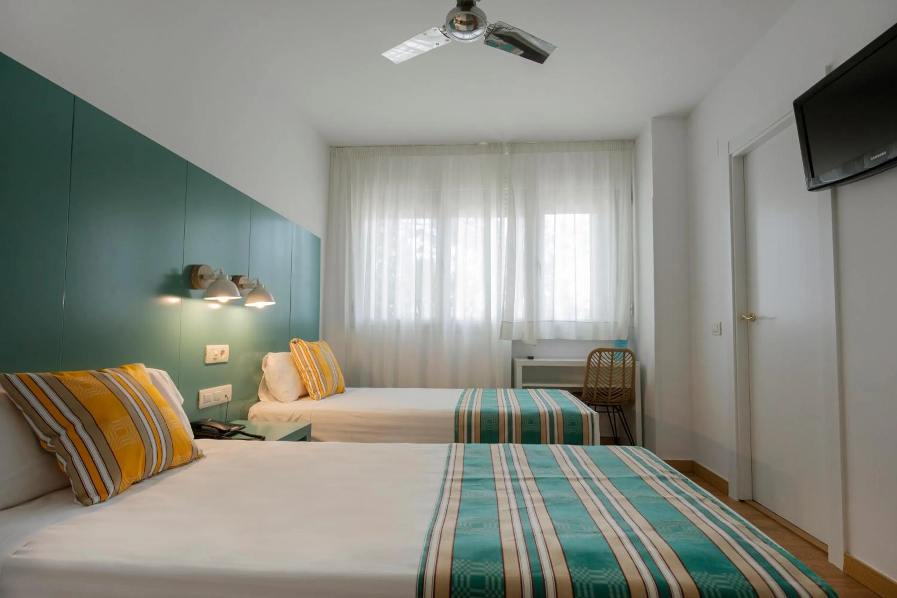 Photo of the whole room, Bed in Yomo Hostal BCN Port