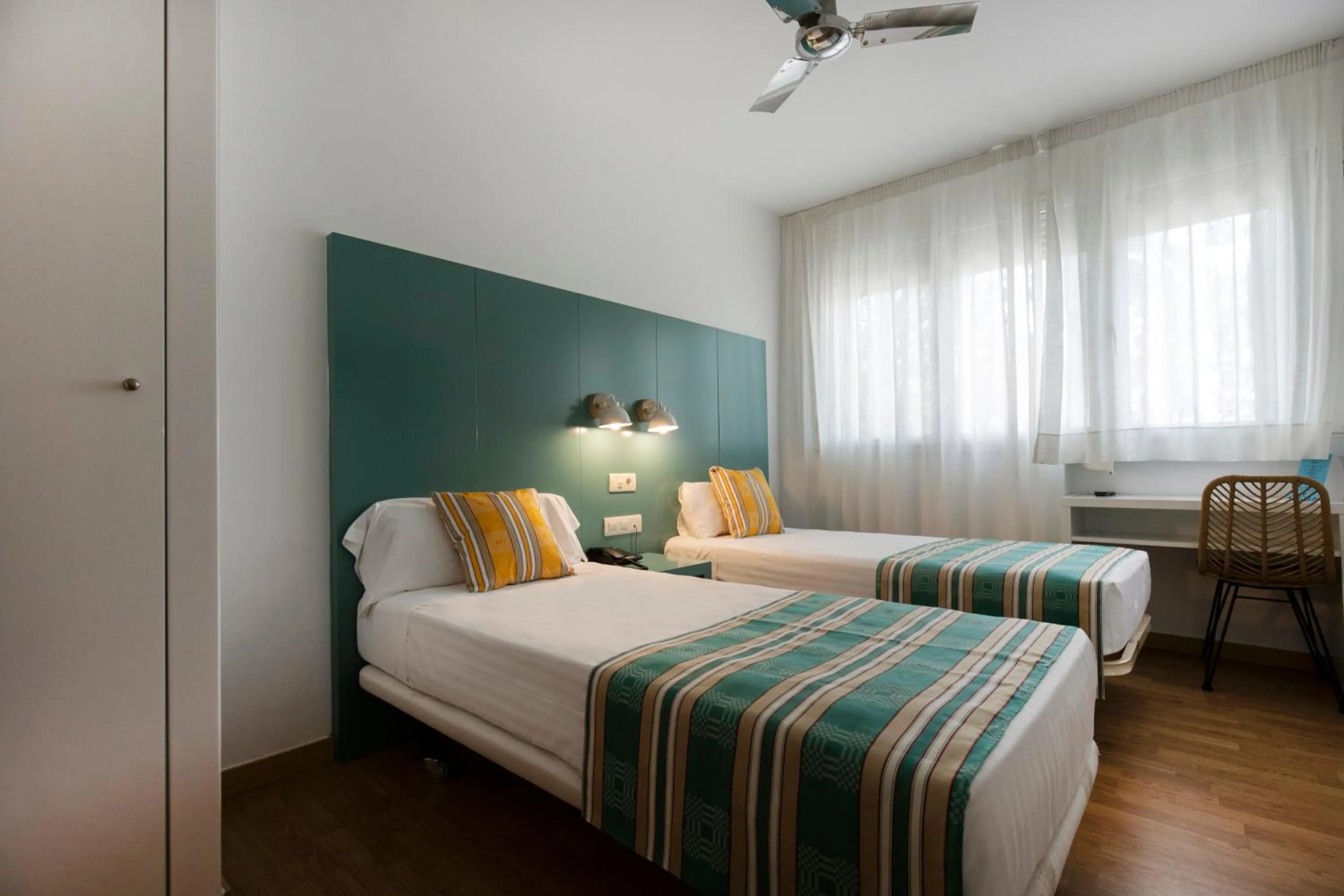 Photo of the whole room, Bed in Yomo Hostal BCN Port