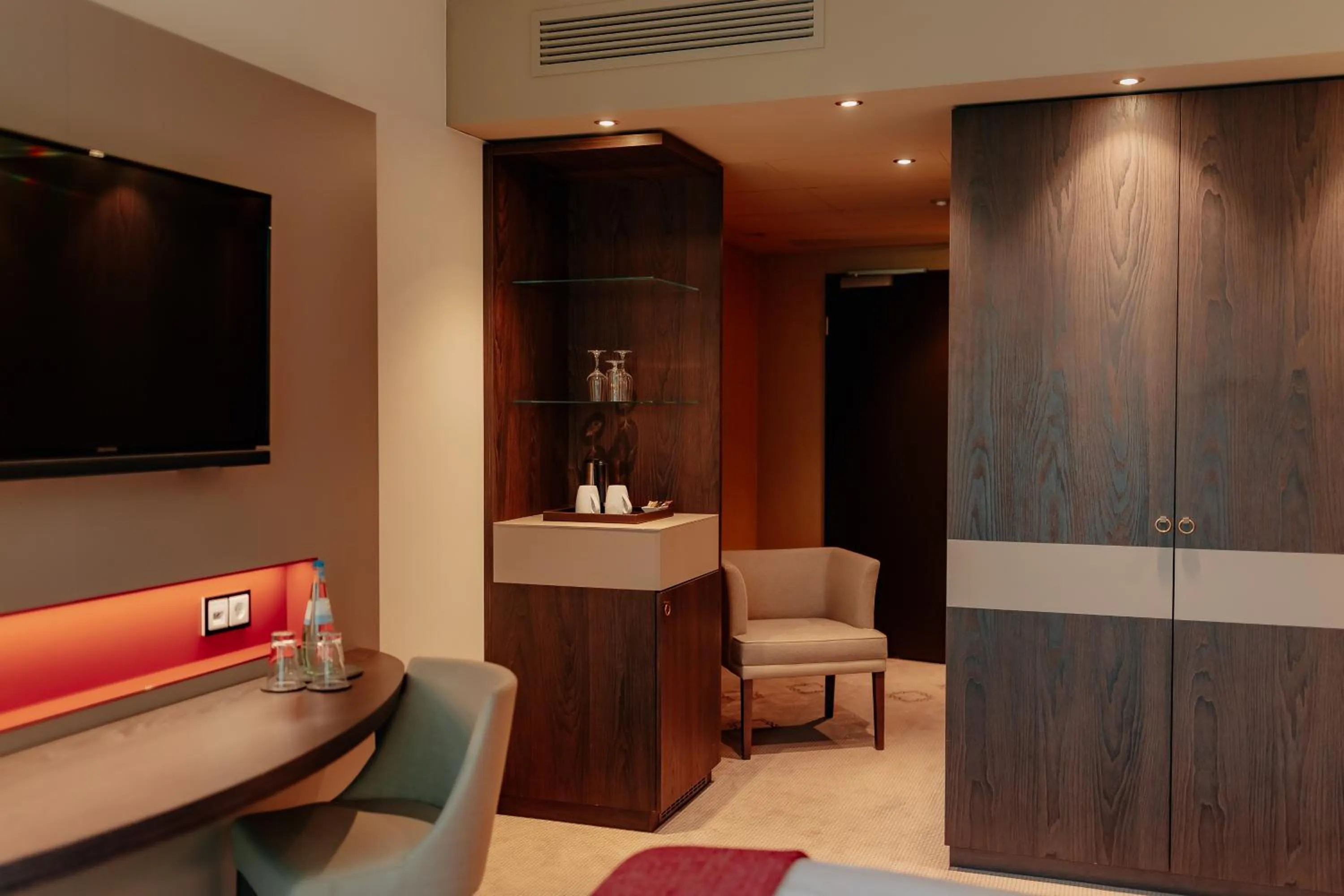 Photo of the whole room in LOOKEN INN Lingen by Hackmann