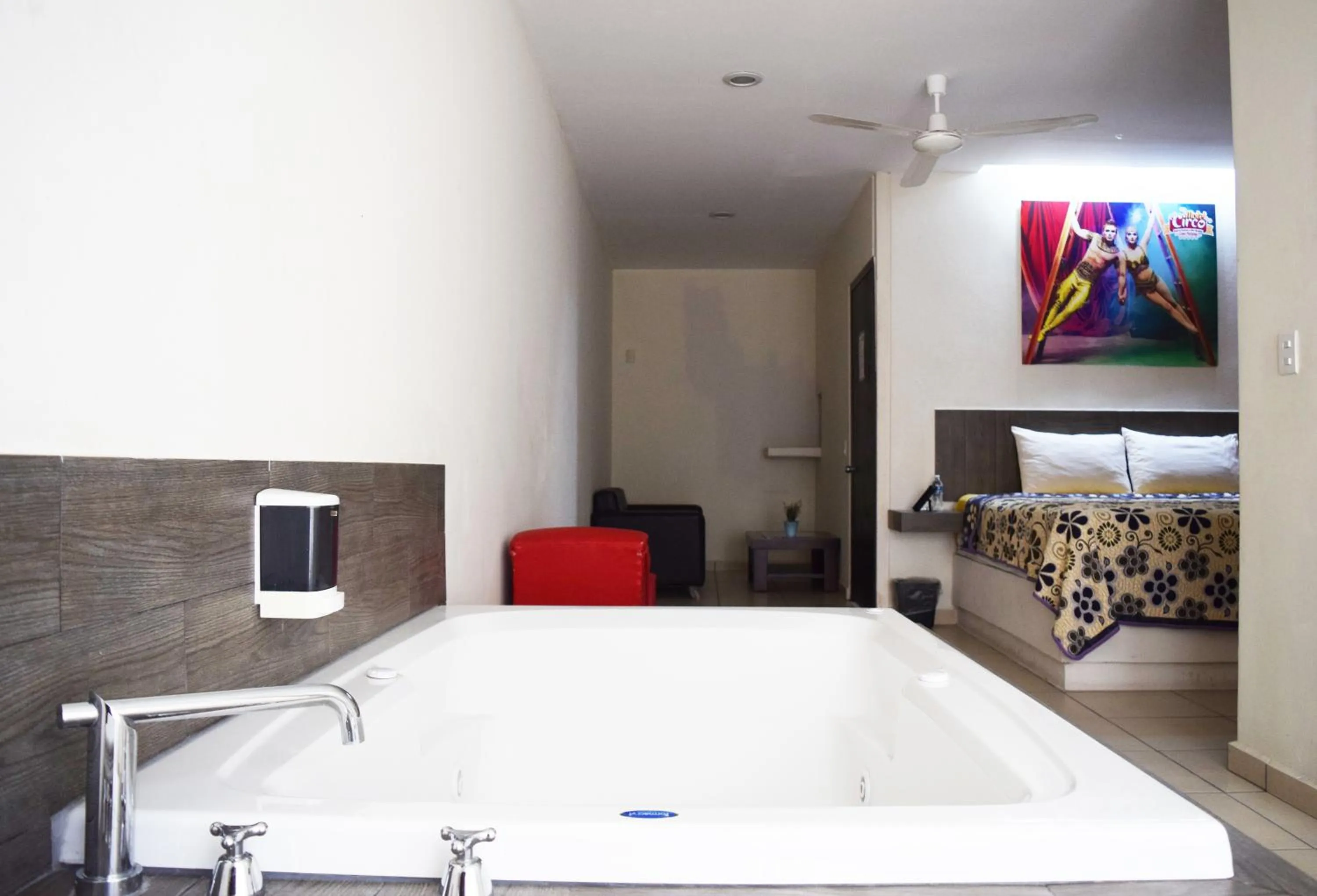 Bath, Bed in Motel el Circo