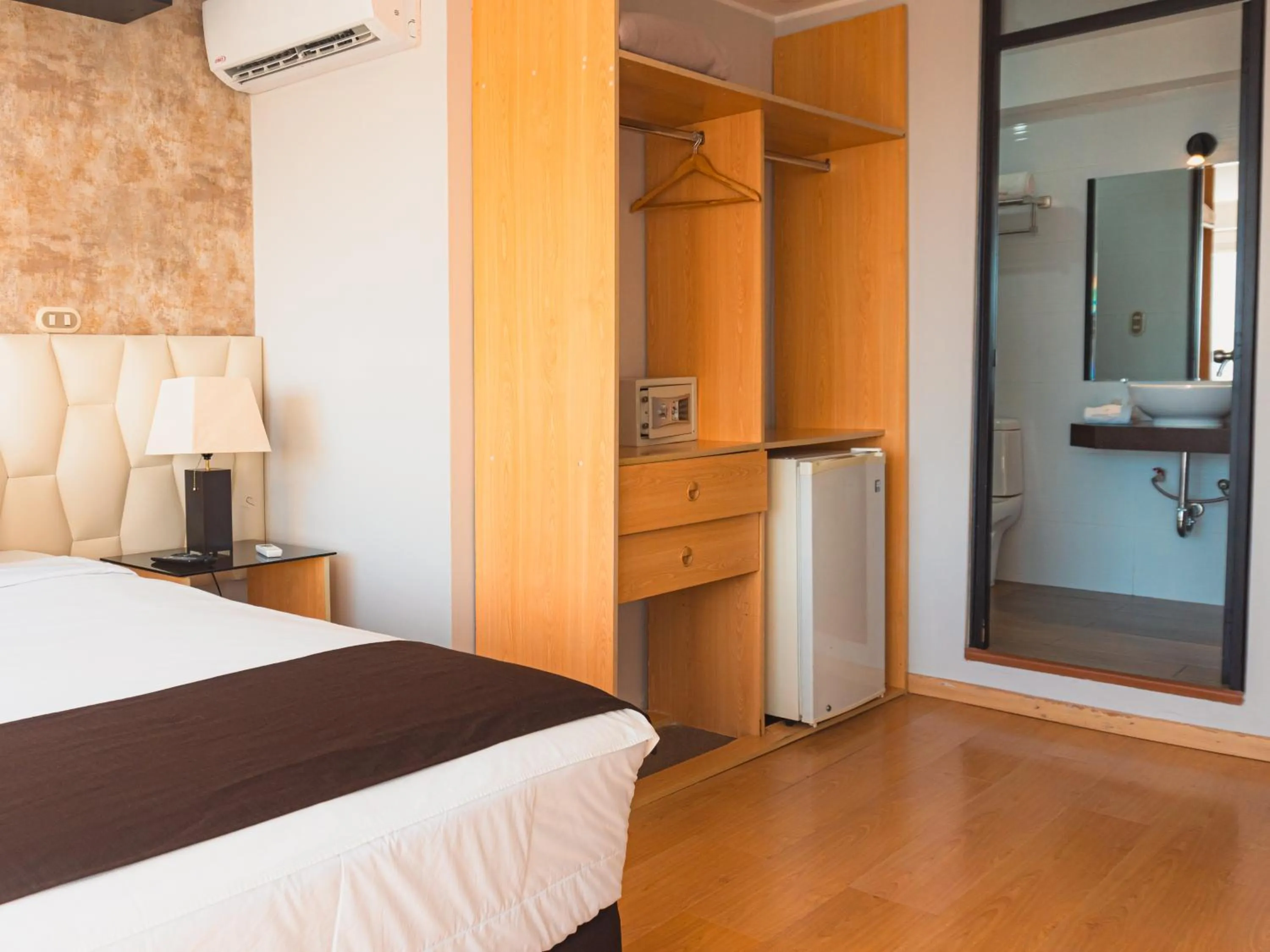 wardrobe, Bed in Hotel Ferré Miraflores