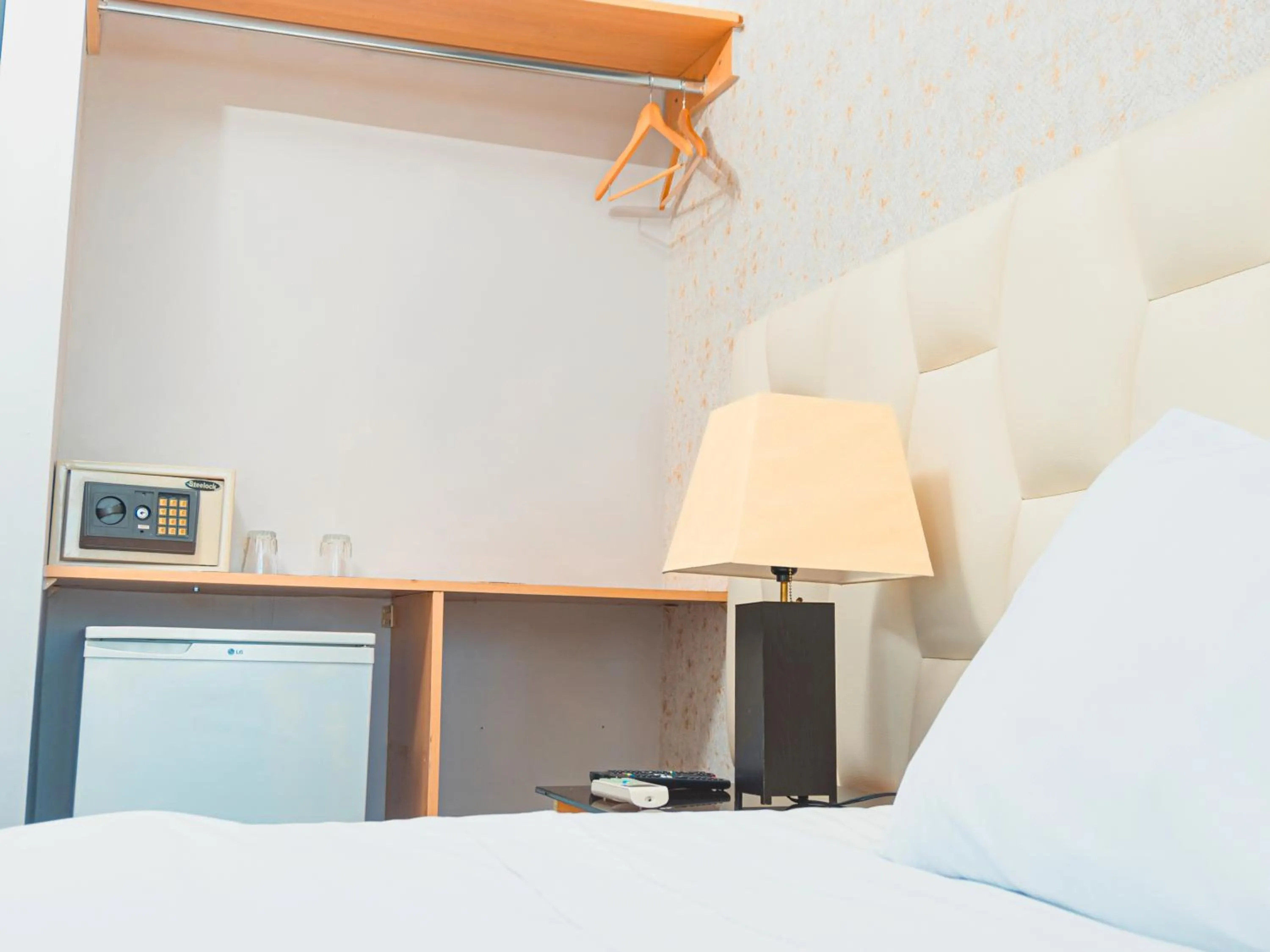 minibar, Bed in Hotel Ferré Miraflores