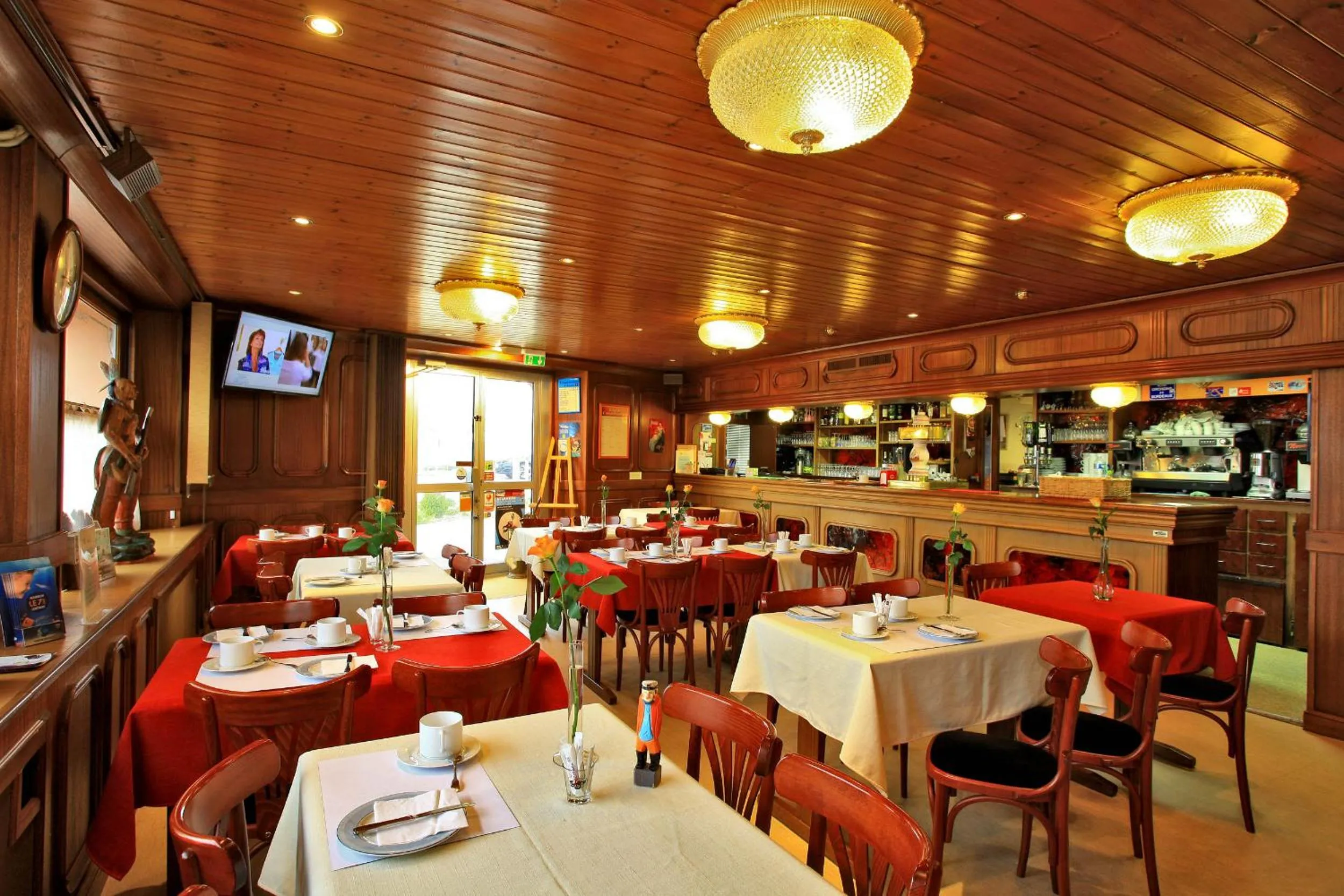 Restaurant/places to eat in Le Point Du Jour