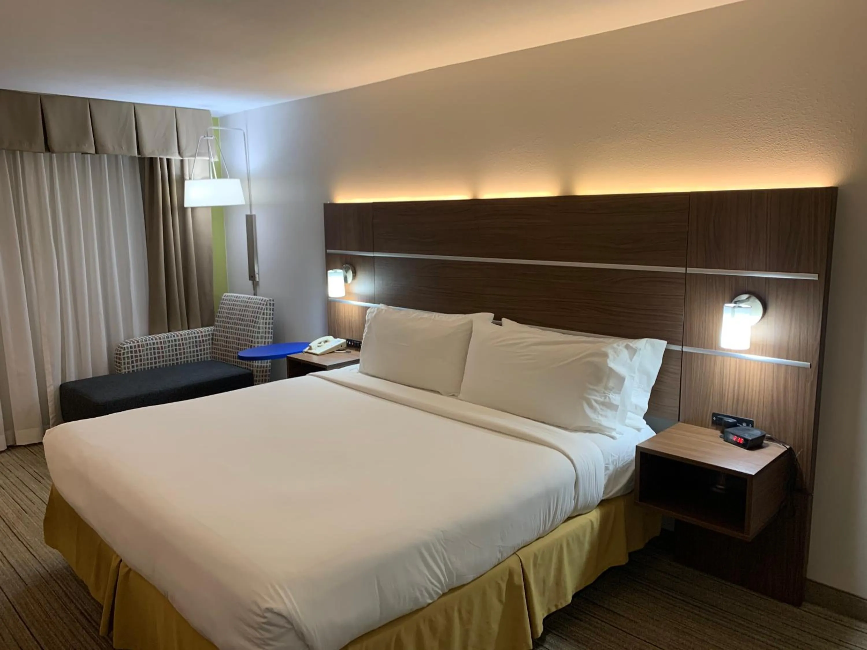 Bed in Holiday Inn Express Little Rock-Airport by IHG