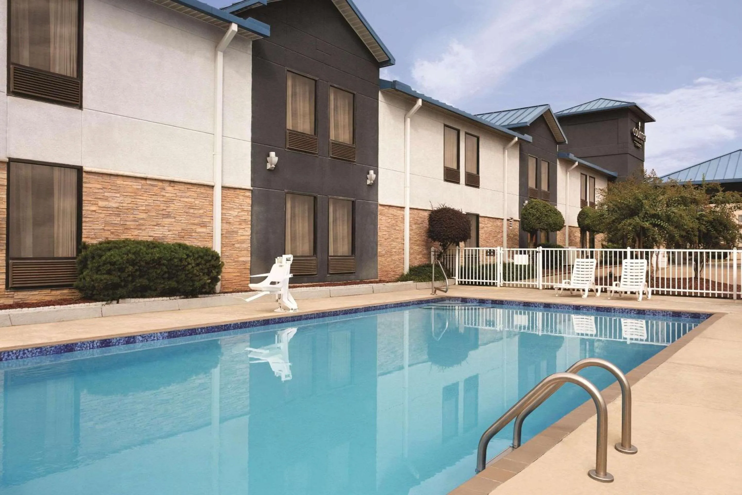 Swimming pool in Country Inn & Suites by Radisson, Bryant Little Rock , AR