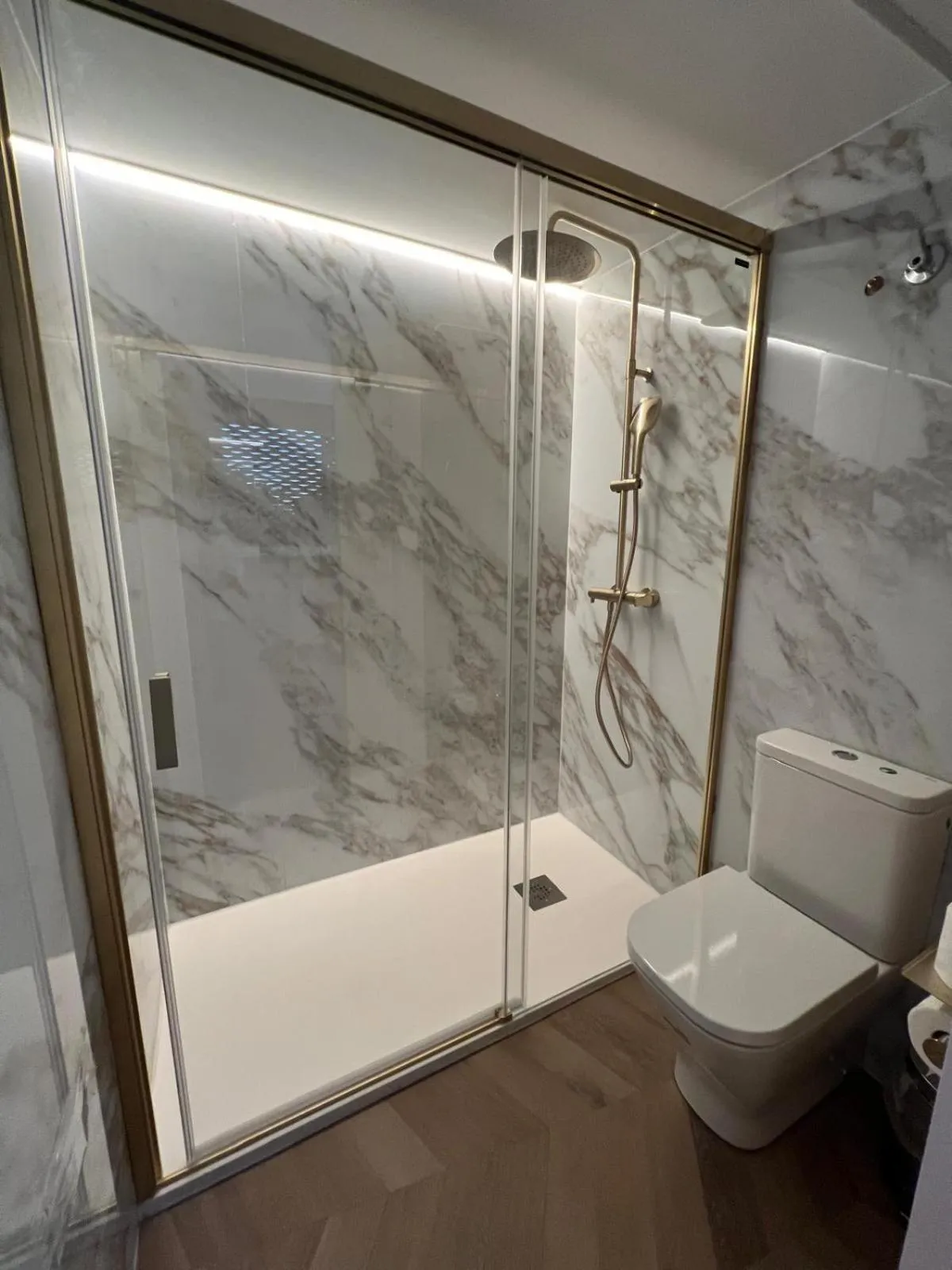 Shower in Hotel Suites Feria de Madrid