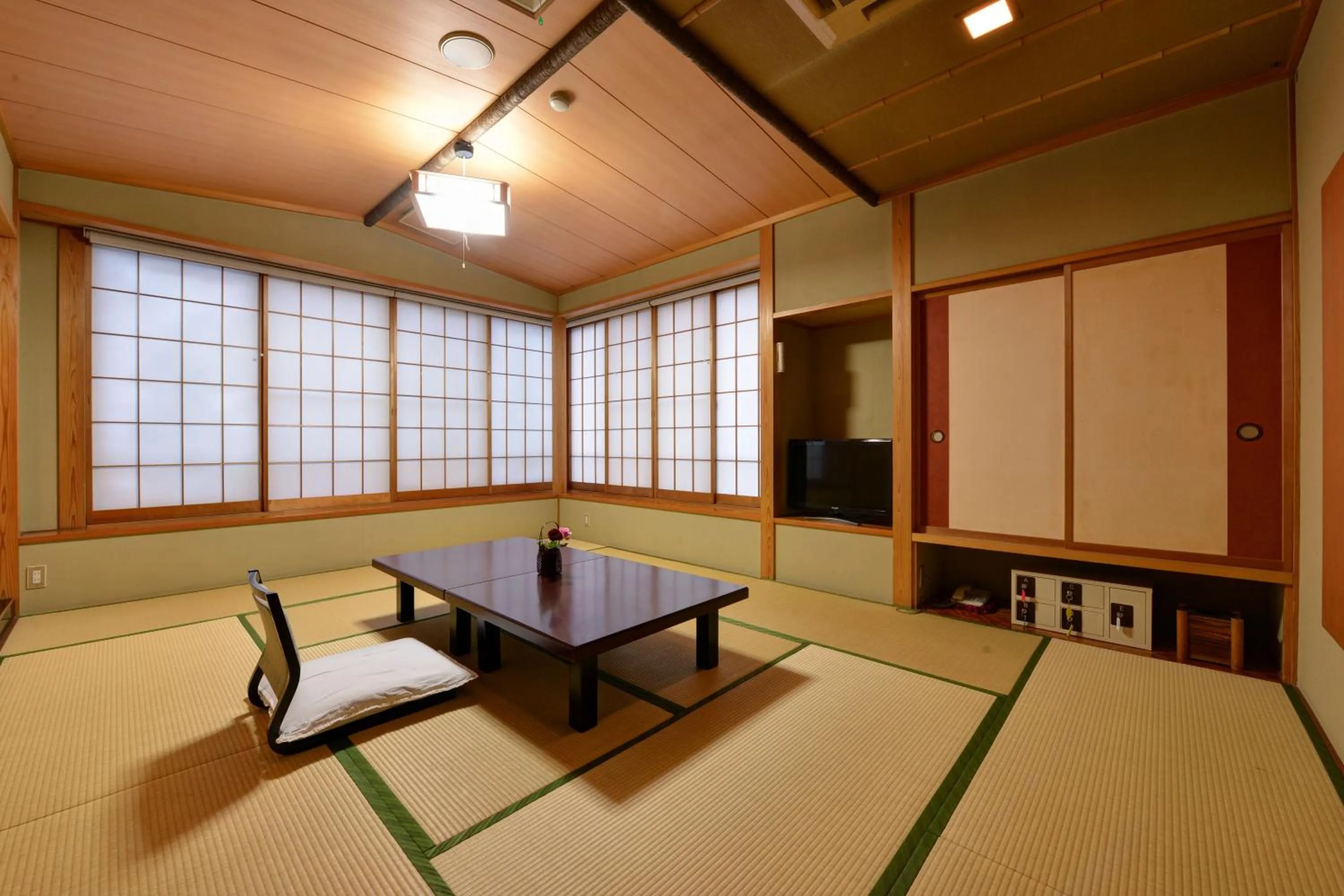 Photo of the whole room in Kappo Ryokan Shiroyama