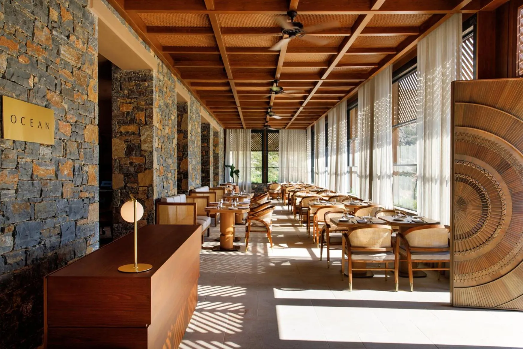 Restaurant/places to eat in Daios Cove