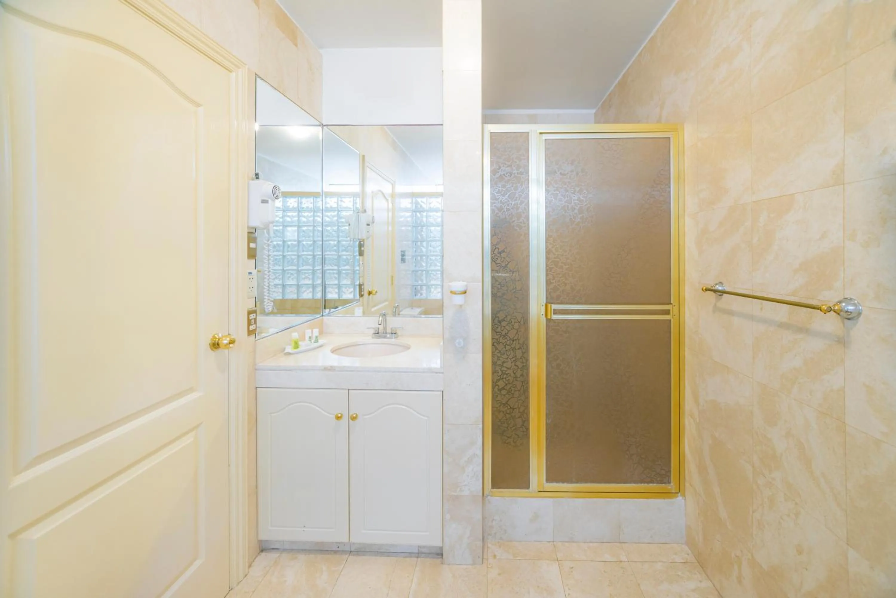 Bathroom in Miraflores Colon Hotel