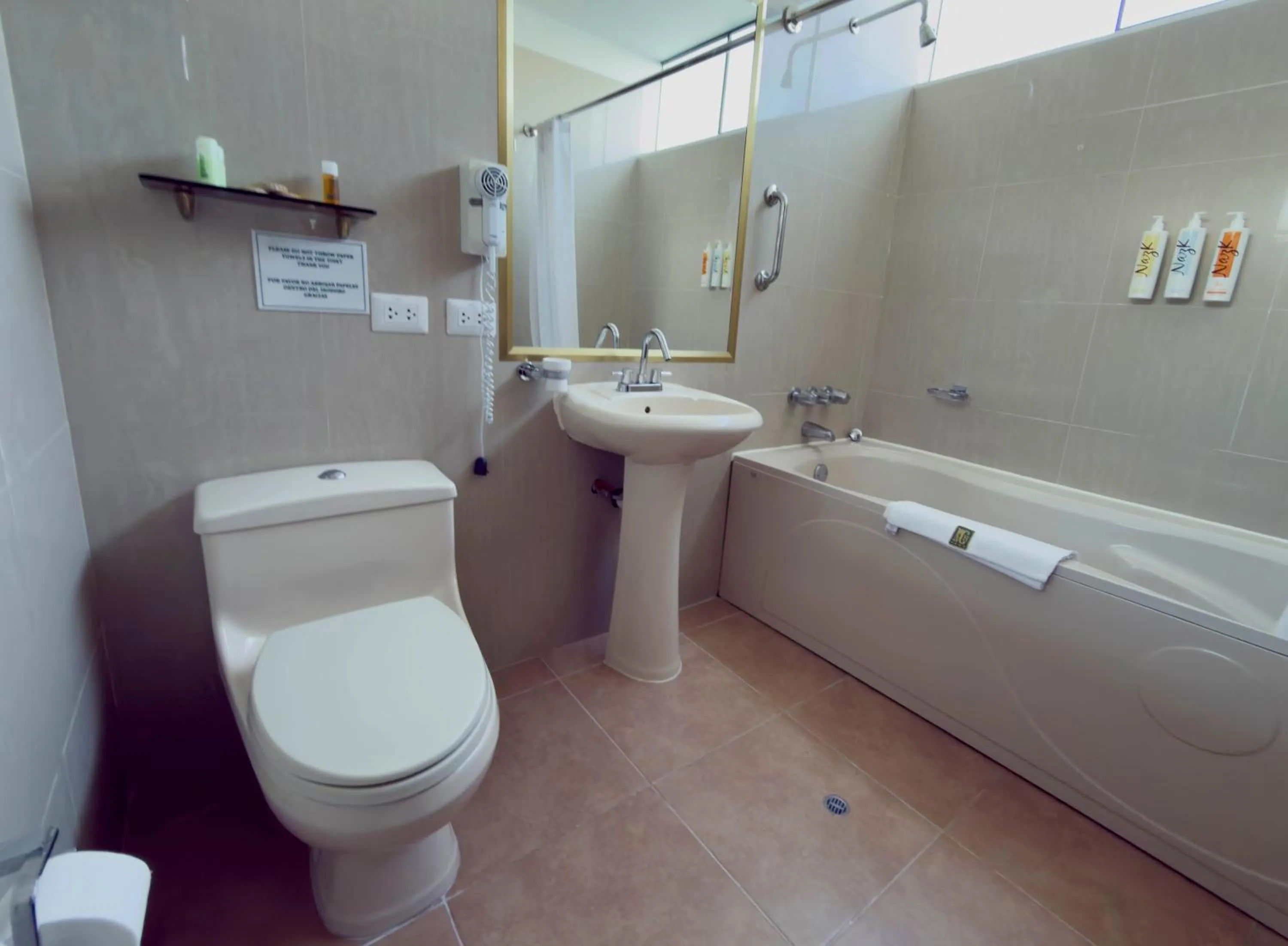 Bathroom in Miraflores Colon Hotel