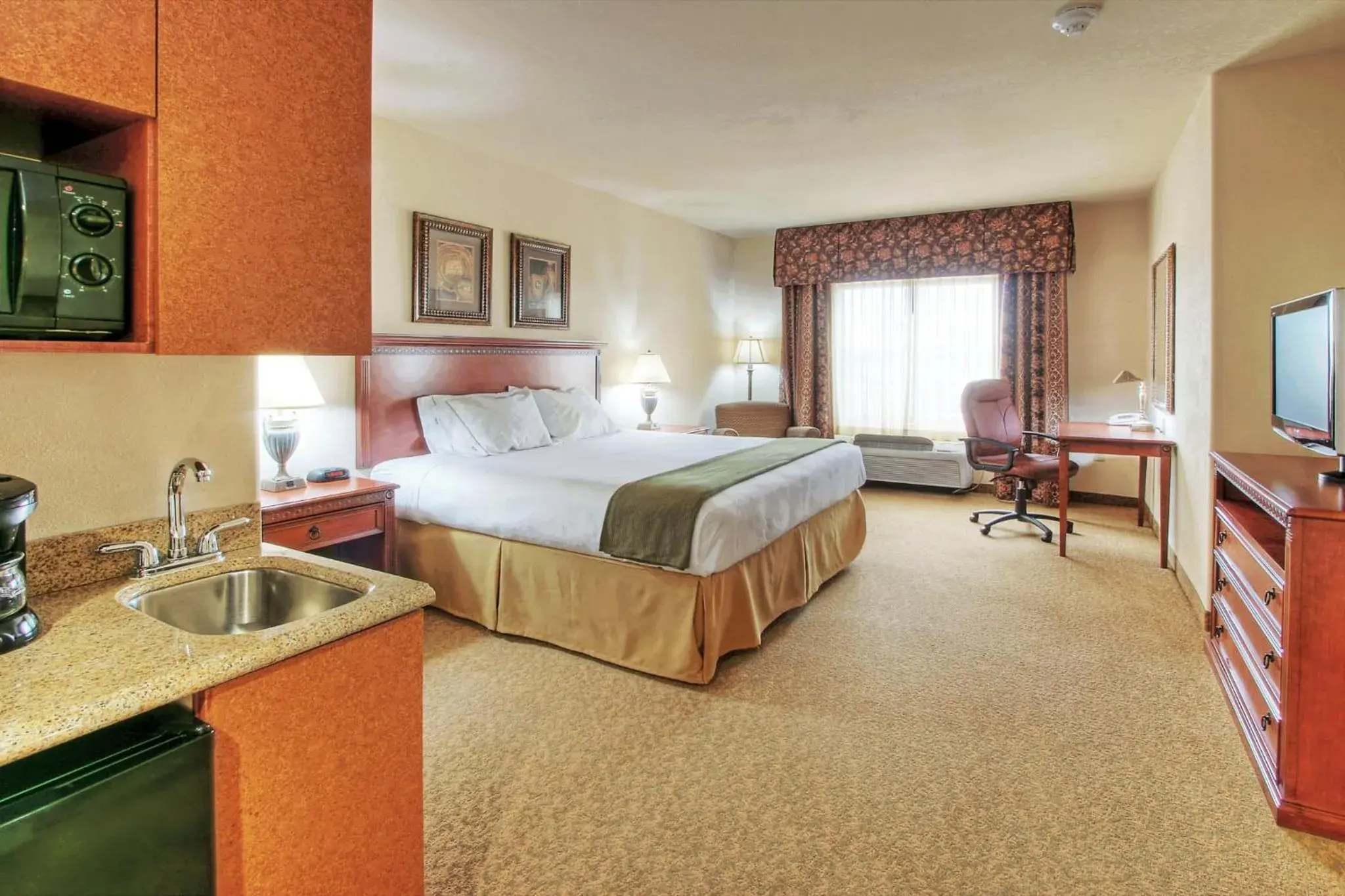 King Room - Mobility Access/Hearing Accessible in Holiday Inn Express Hotel & Suites Las Cruces by IHG King Room - Mobility Access/Hearing Accessible in Holiday Inn Express Hotel & Suites Las Cruces by IHG