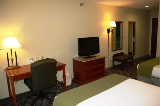 Bed in Holiday Inn Express Hotel & Suites Lonoke I-40 by IHG