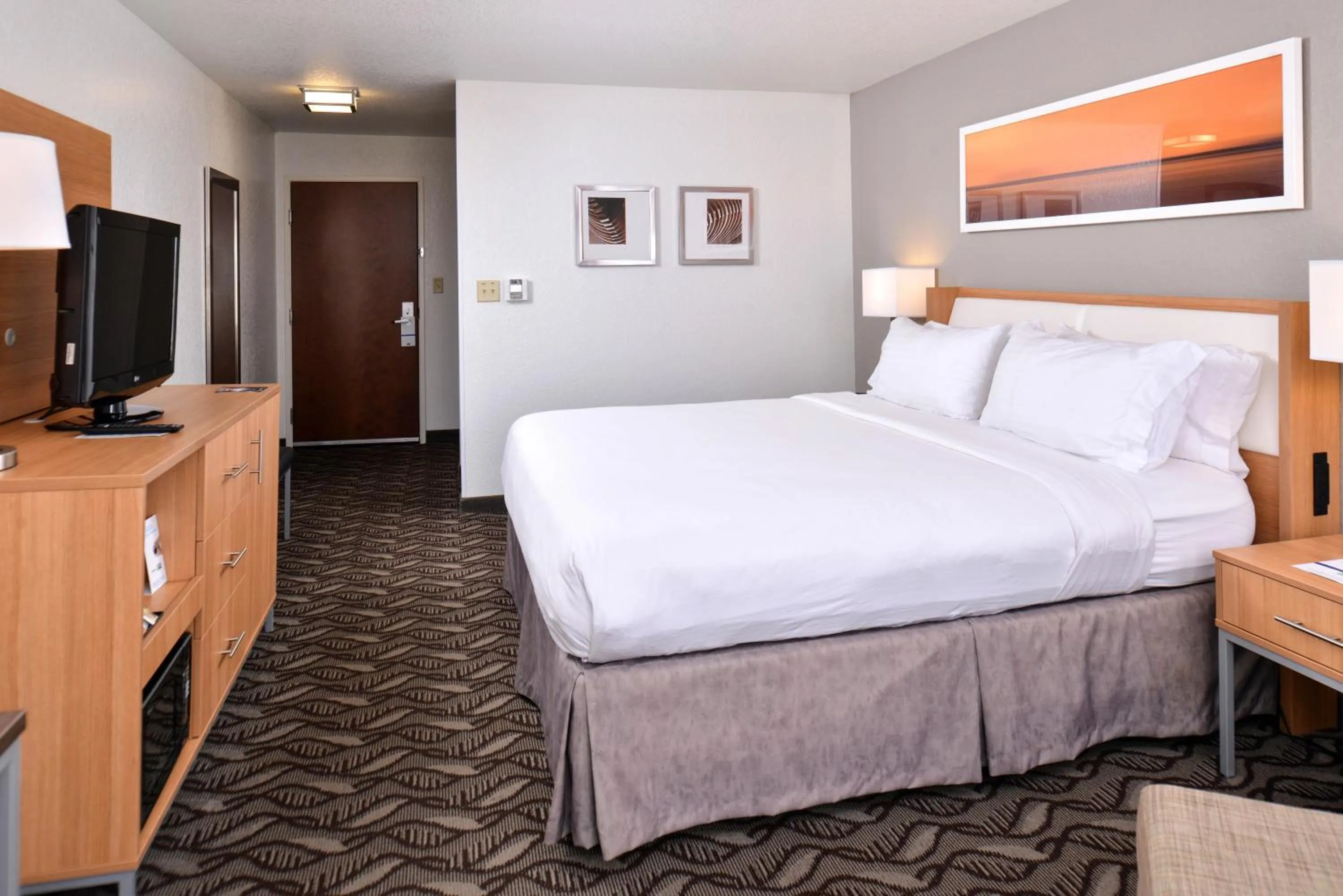 Photo of the whole room, Bed in Holiday Inn Express Hotel & Suites Lonoke I-40 by IHG