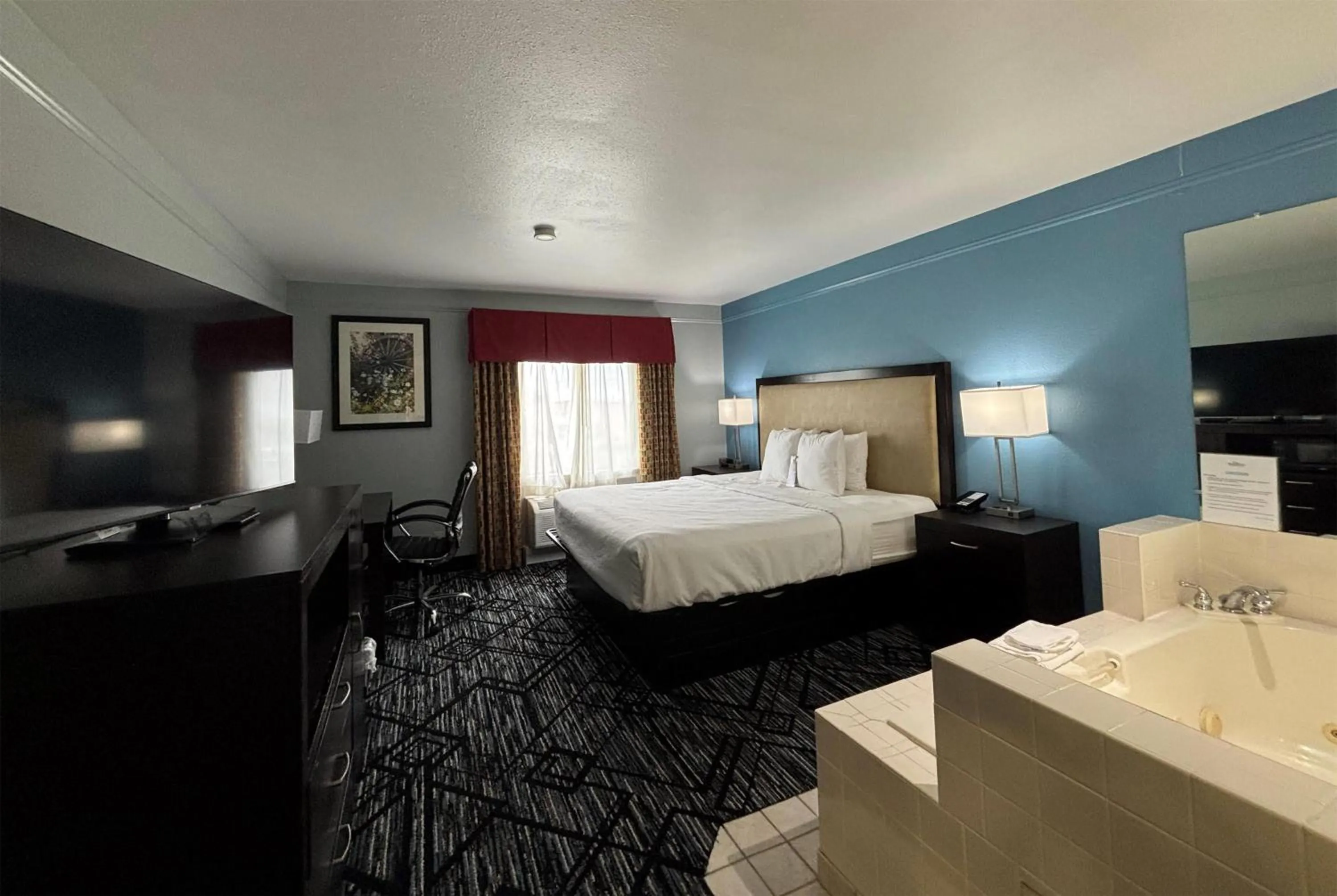 Photo of the whole room, Bed in Baymont by Wyndham Litchfield