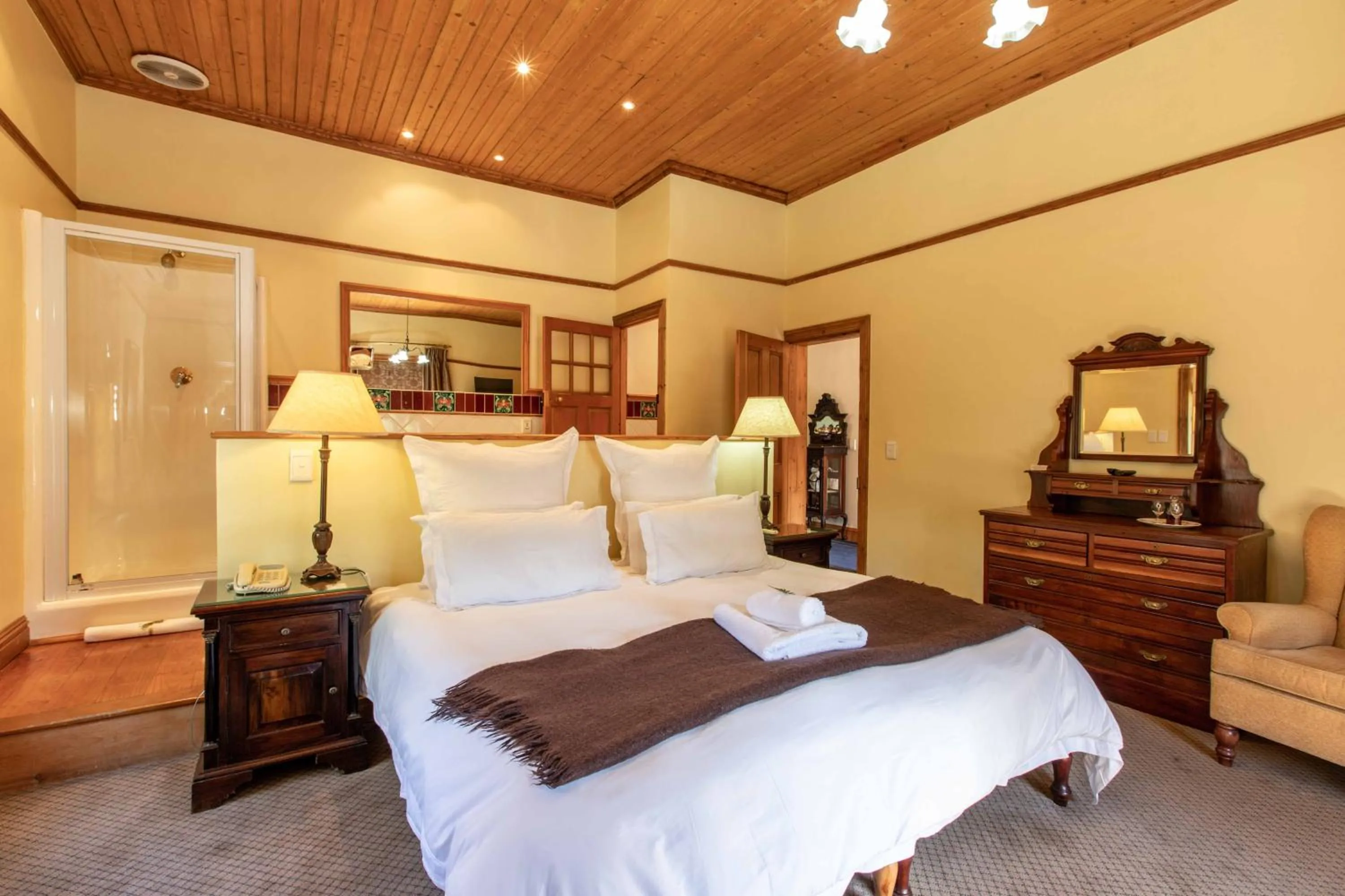 Bathroom, Bed in Evergreen Manor and Spa