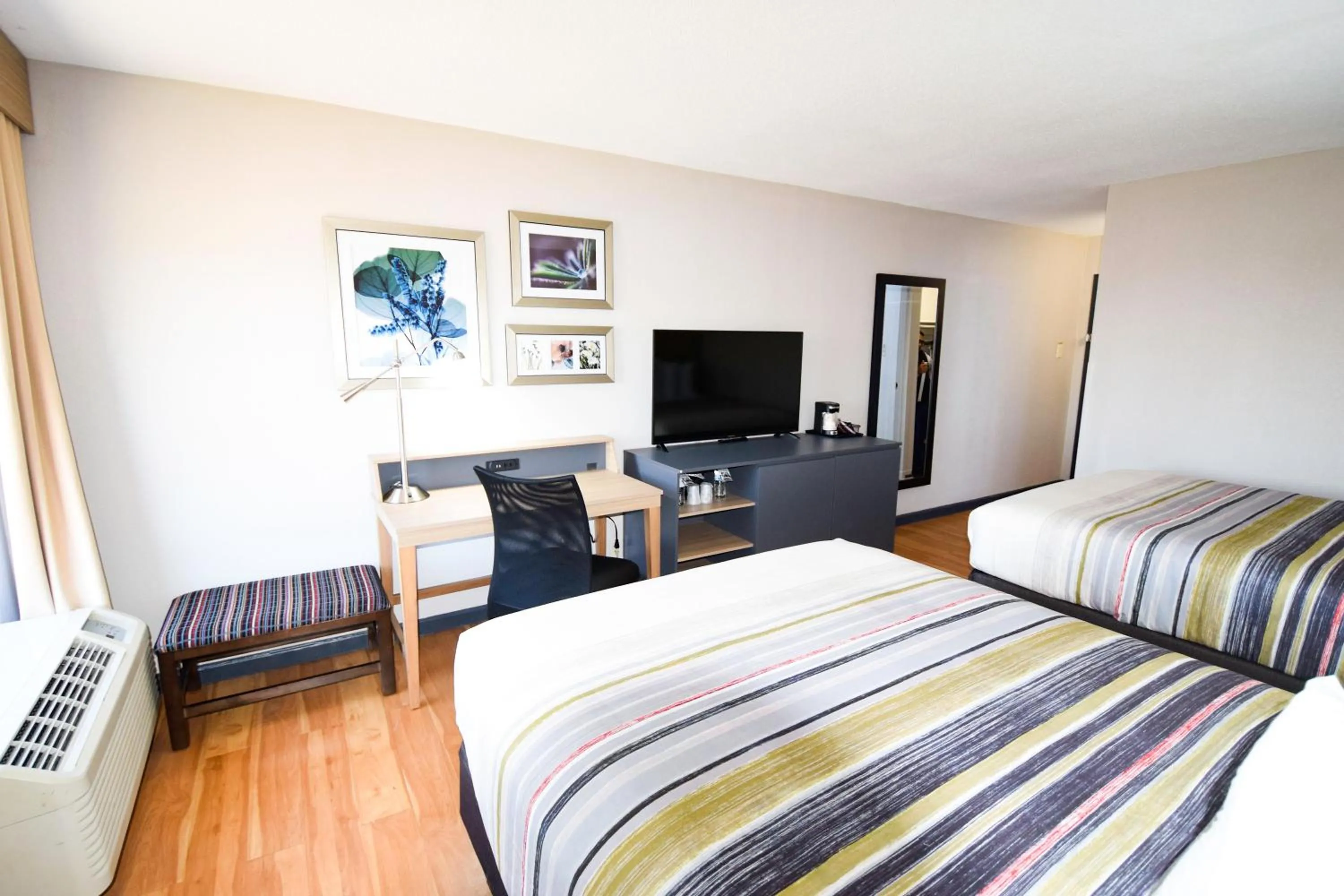 Photo of the whole room, Bed in Country Inn & Suites by Radisson, North Little Rock, AR