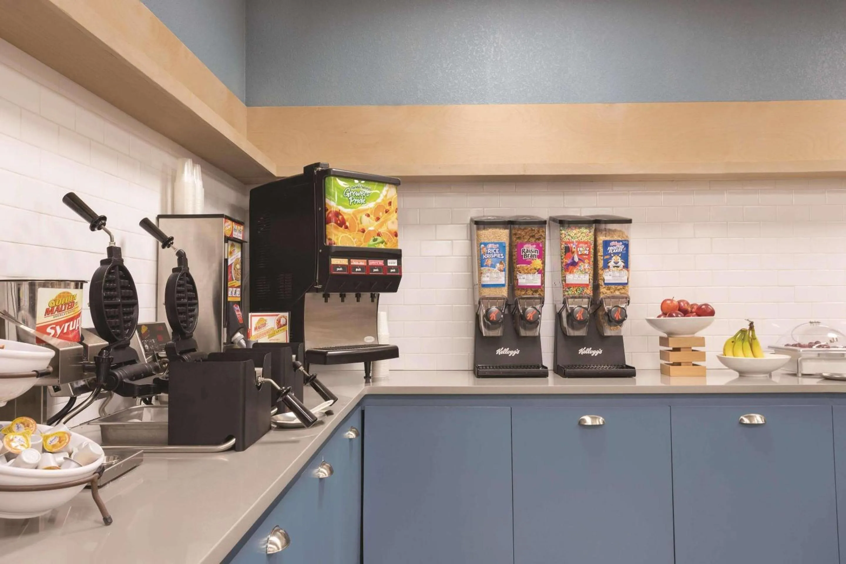 Breakfast in Country Inn & Suites by Radisson, North Little Rock, AR