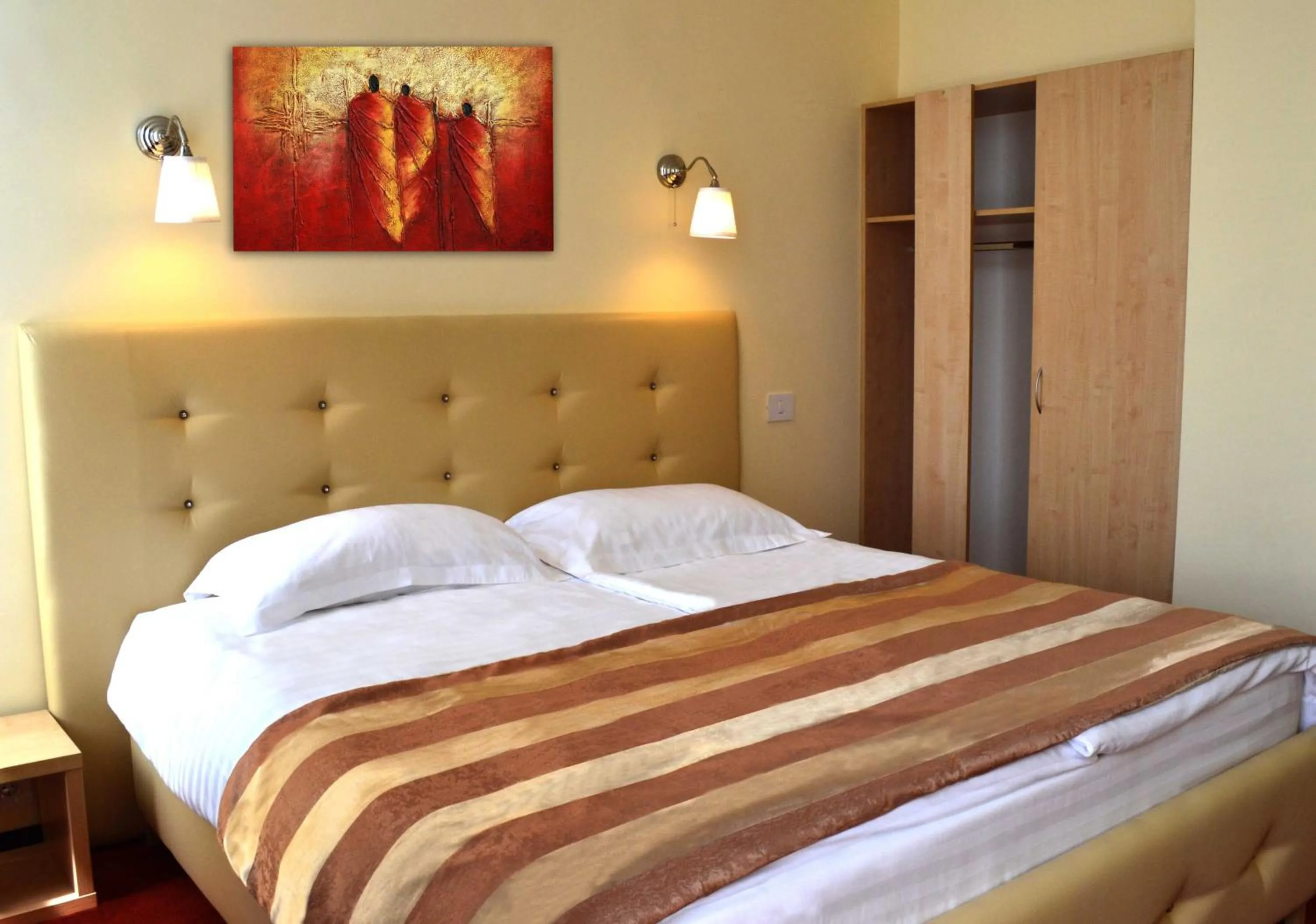 Photo of the whole room, Bed in Capitol Hotel