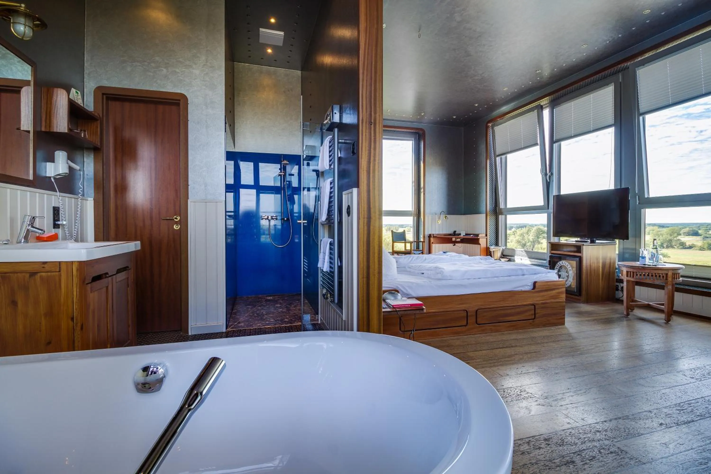 Bathroom, Bed in Hotel Dömitzer Hafen