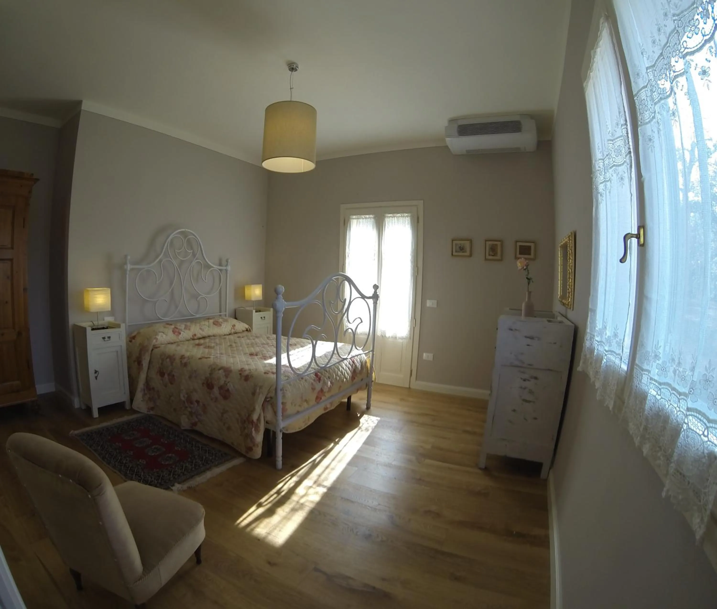 Property building, Bed in B&B Orsobigio