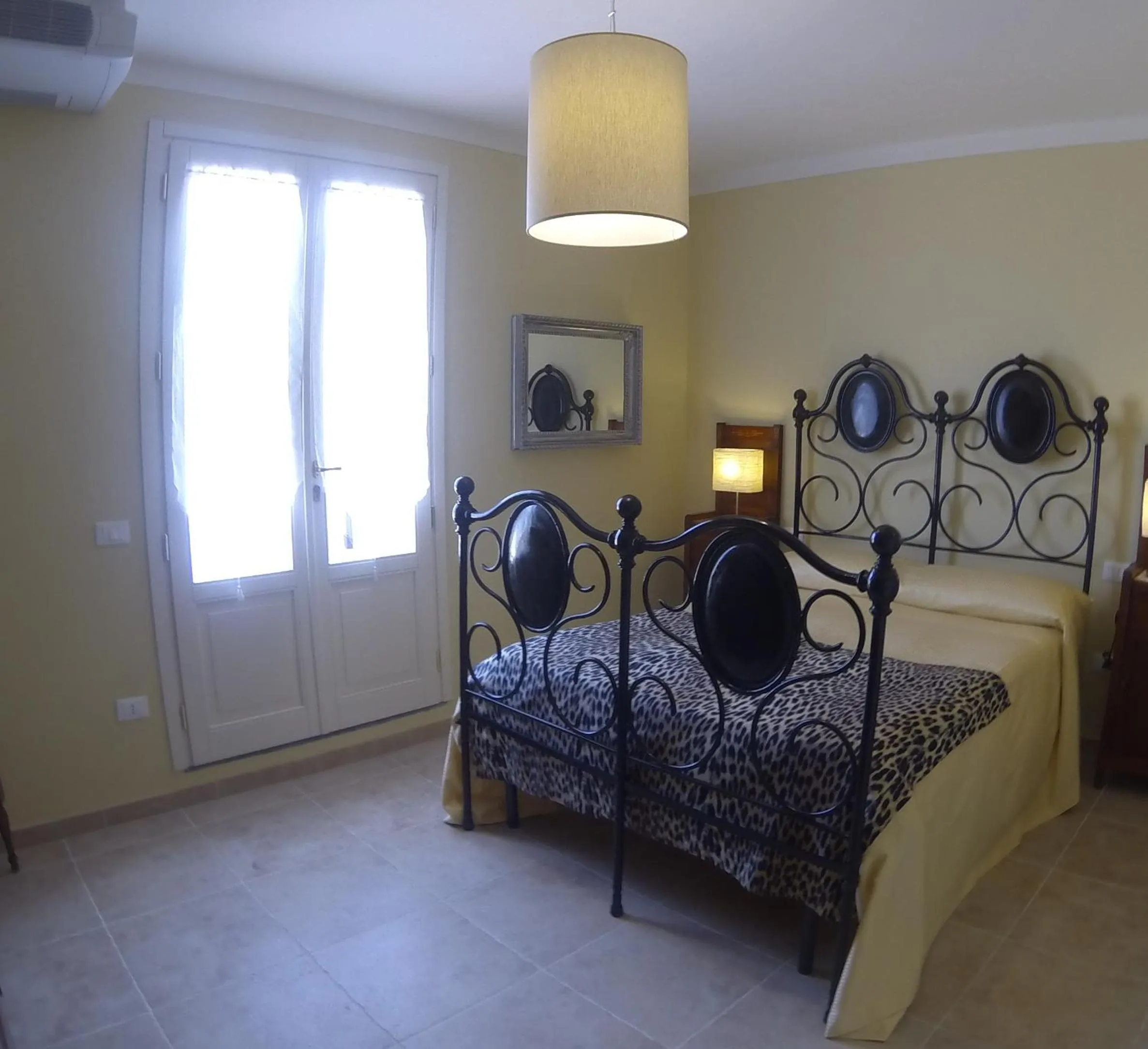 Property building, Bed in B&B Orsobigio