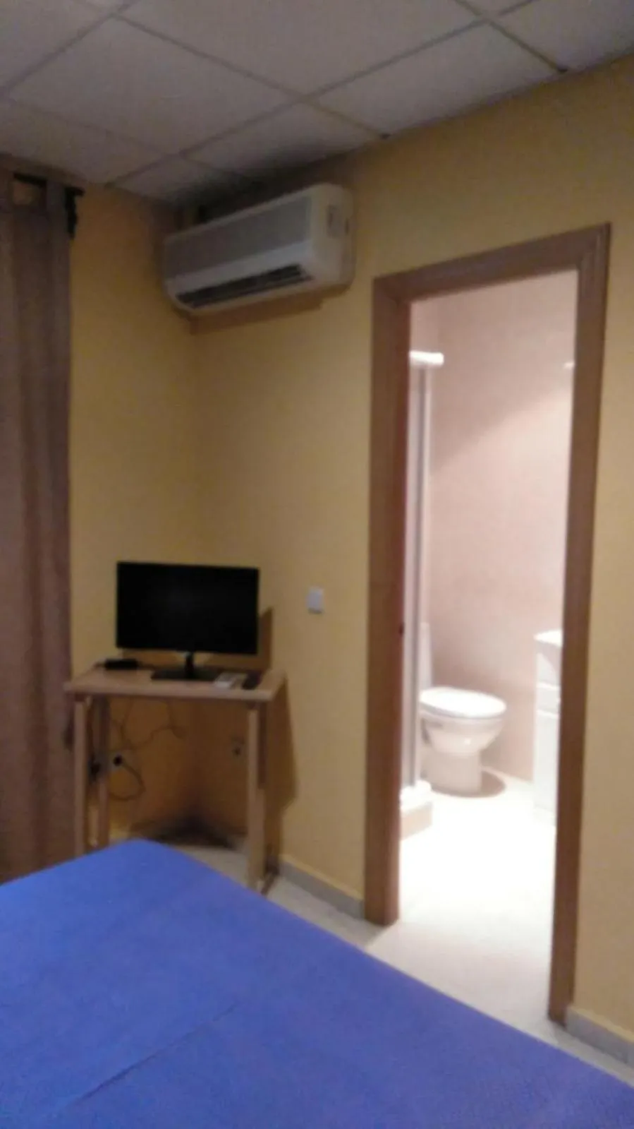 Toilet, Bed in Hostal DS