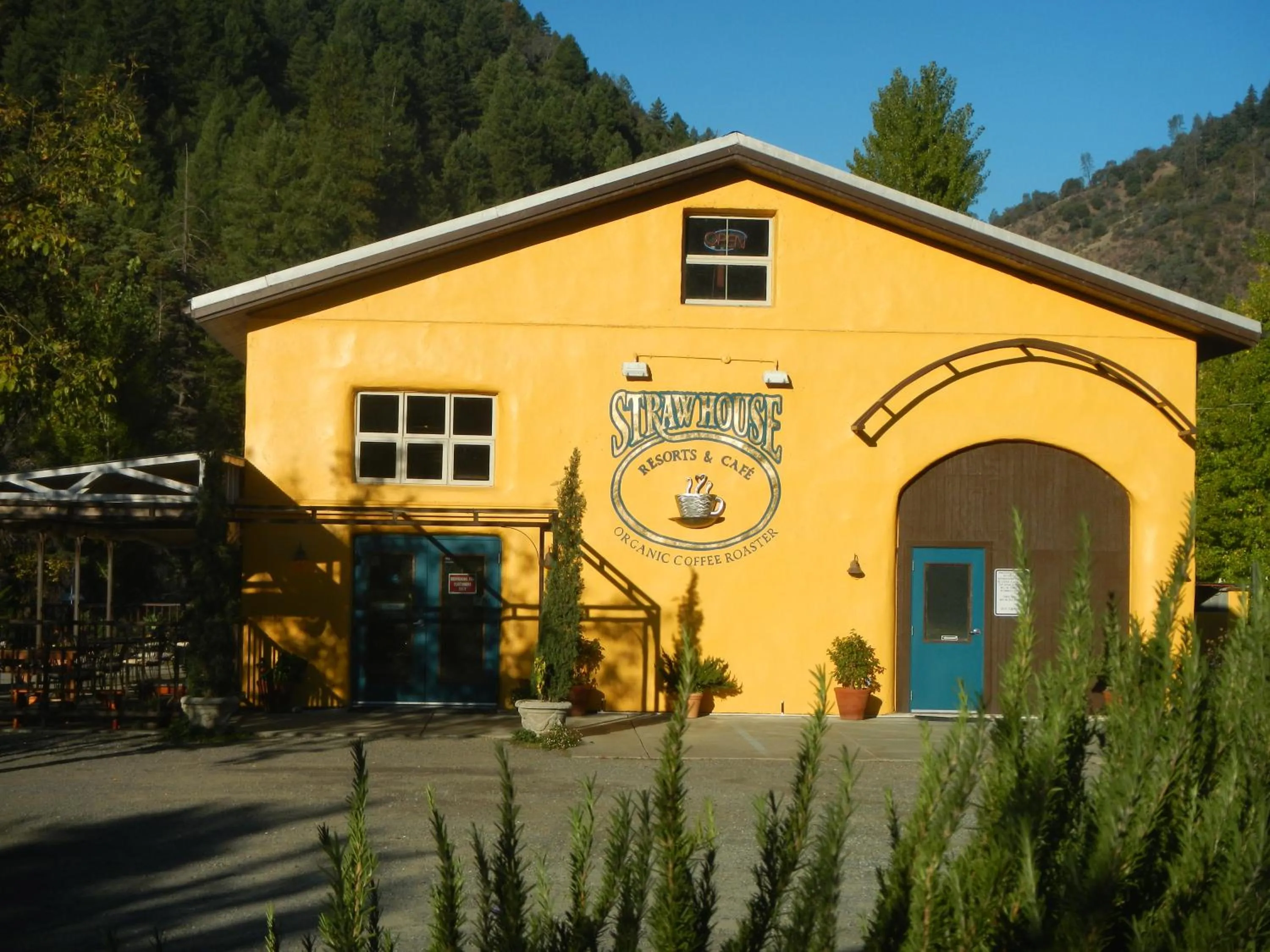 Facade/entrance in Strawhouse Resorts