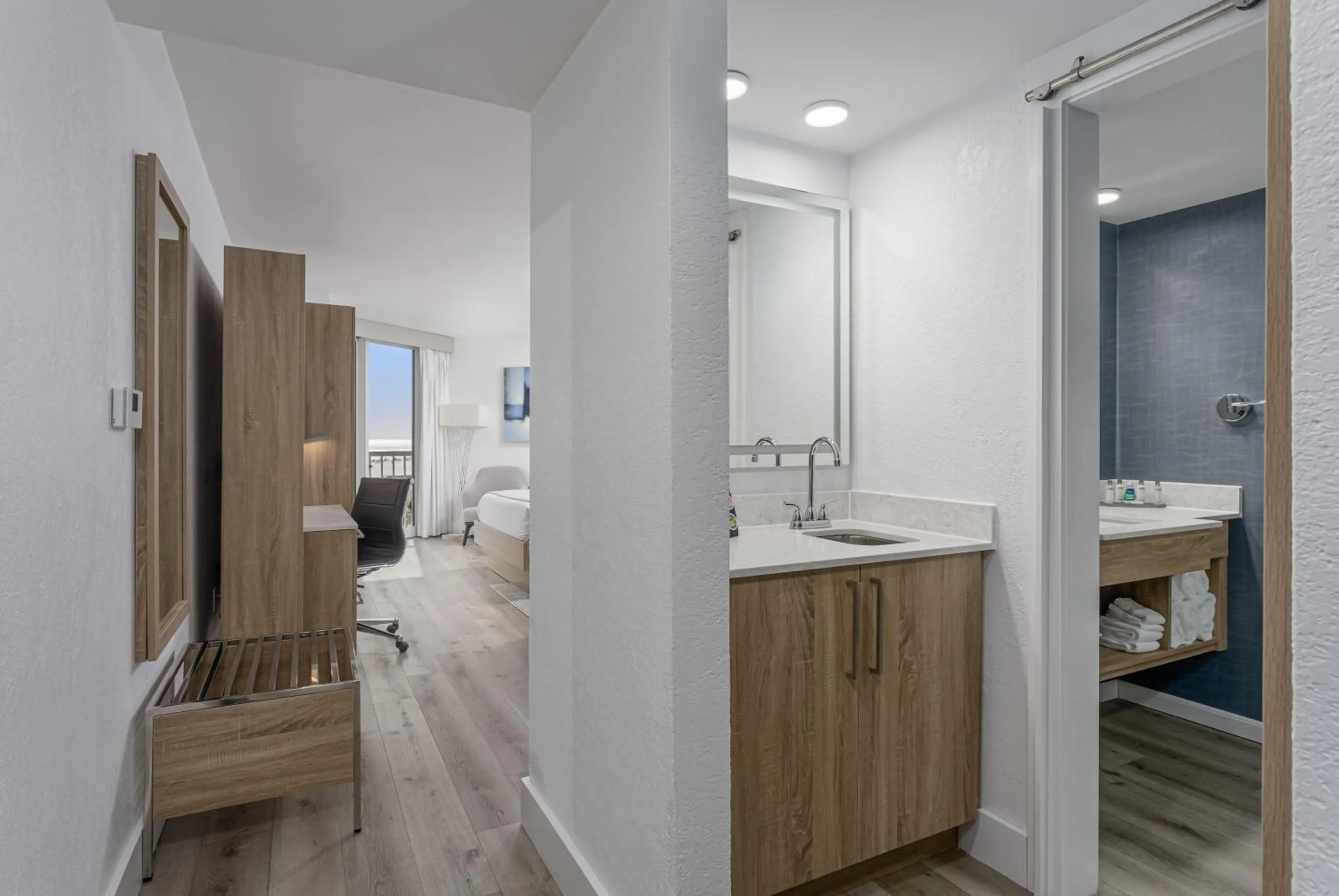 Photo of the whole room, Bed in Perdido Beach Resort